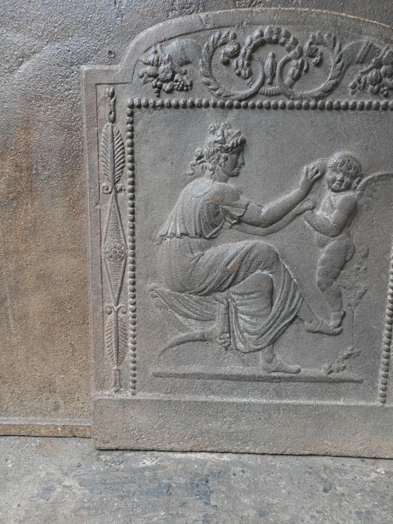 Petite plaque de cheminée d'époque néoclassique française « Femme avec Cupidon » en vente 2