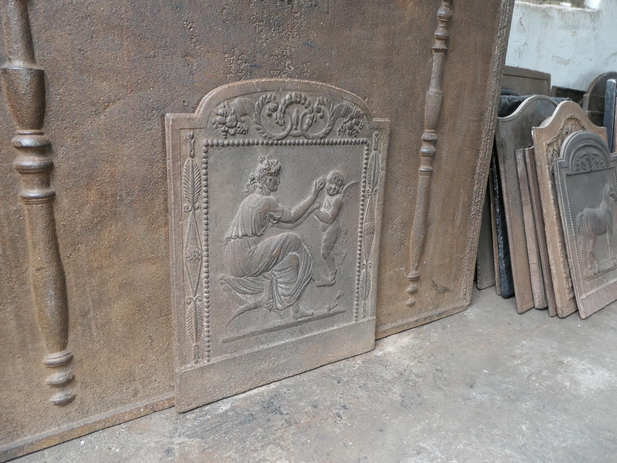 Petite plaque de cheminée d'époque néoclassique française « Femme avec Cupidon » en vente 3