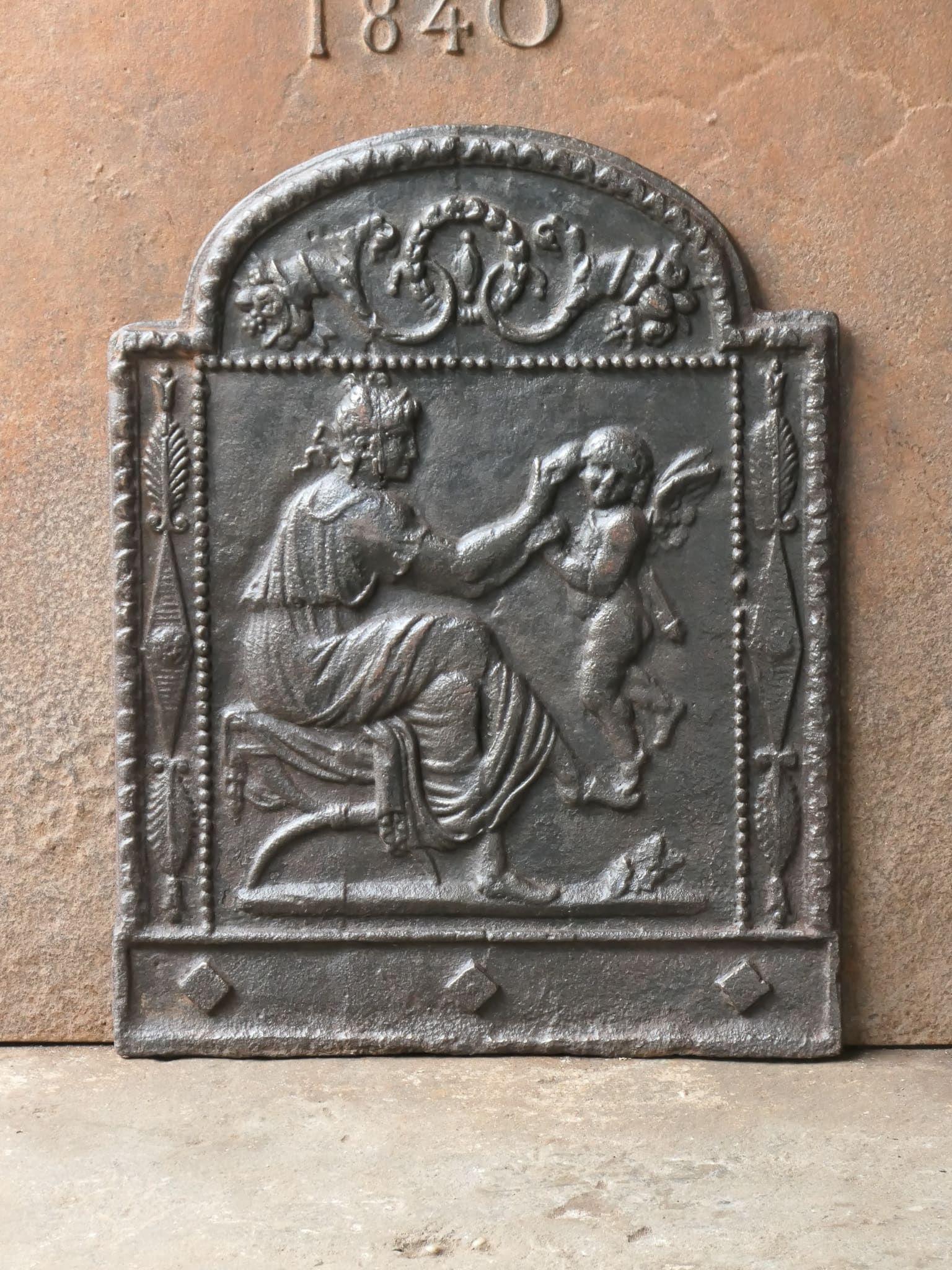 Plaque de cheminée d'époque néoclassique française représentant une femme et un cupidon.

La plaque de cheminée est en fonte et de couleur noir/étain. L'état est bon, sans fissures.