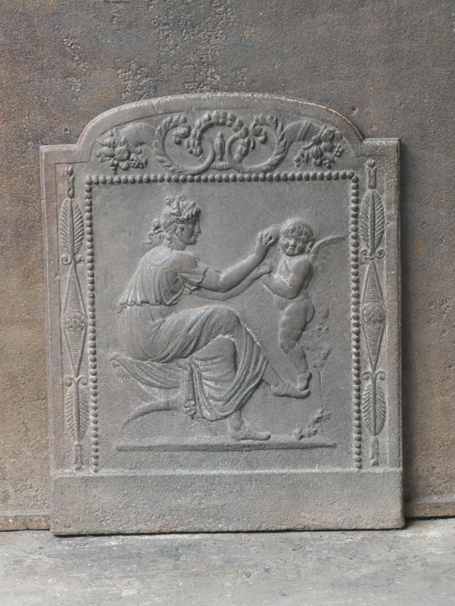 Plaque de cheminée d'époque néoclassique française représentant une femme et un cupidon.

La plaque de cheminée est en fonte et a une patine brune naturelle. Sur demande, il peut être réalisé en noir / étain. L'état est bon, pas de fissures.






 