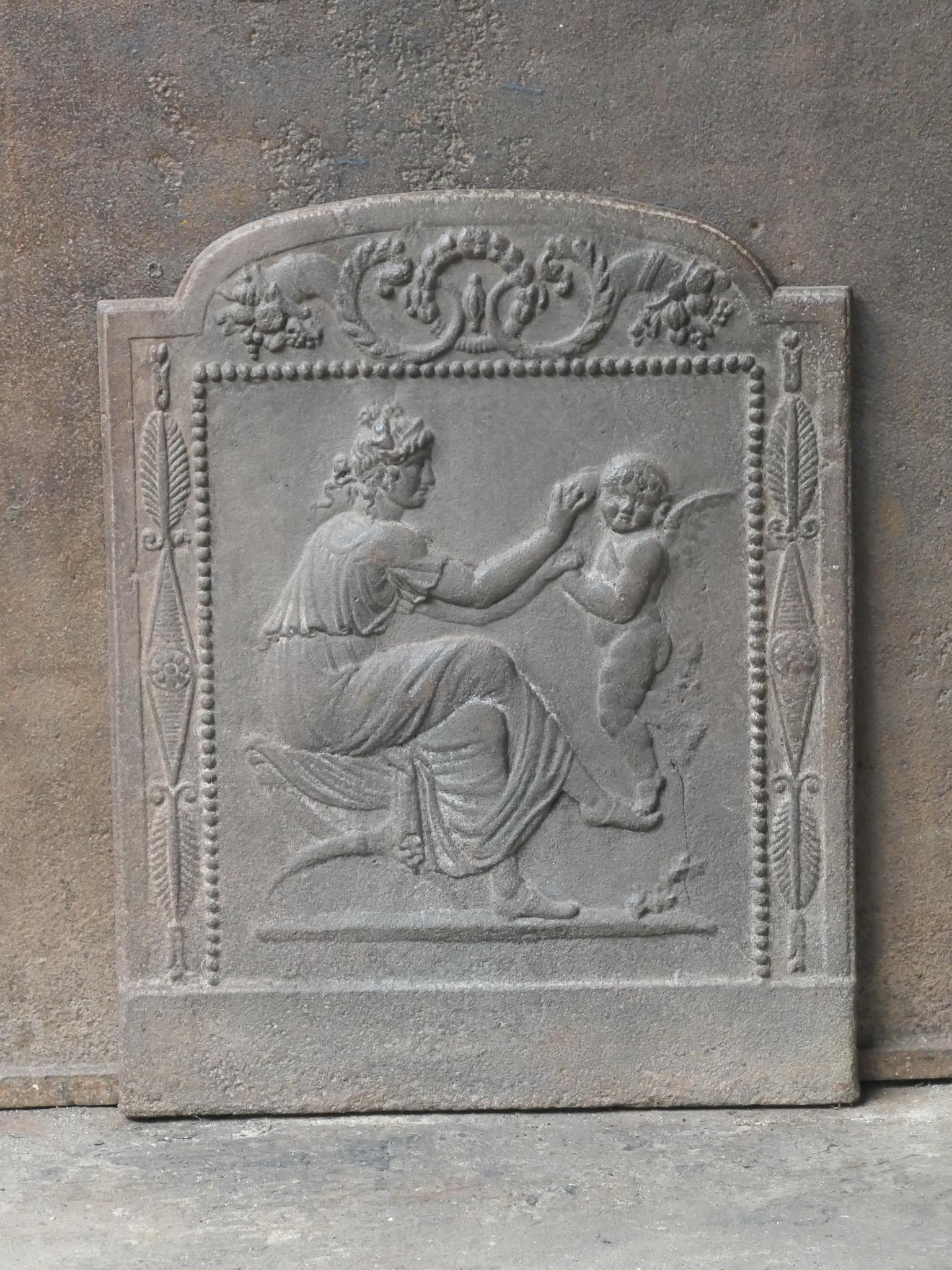 Néoclassique Petite plaque de cheminée d'époque néoclassique française « Femme avec Cupidon » en vente
