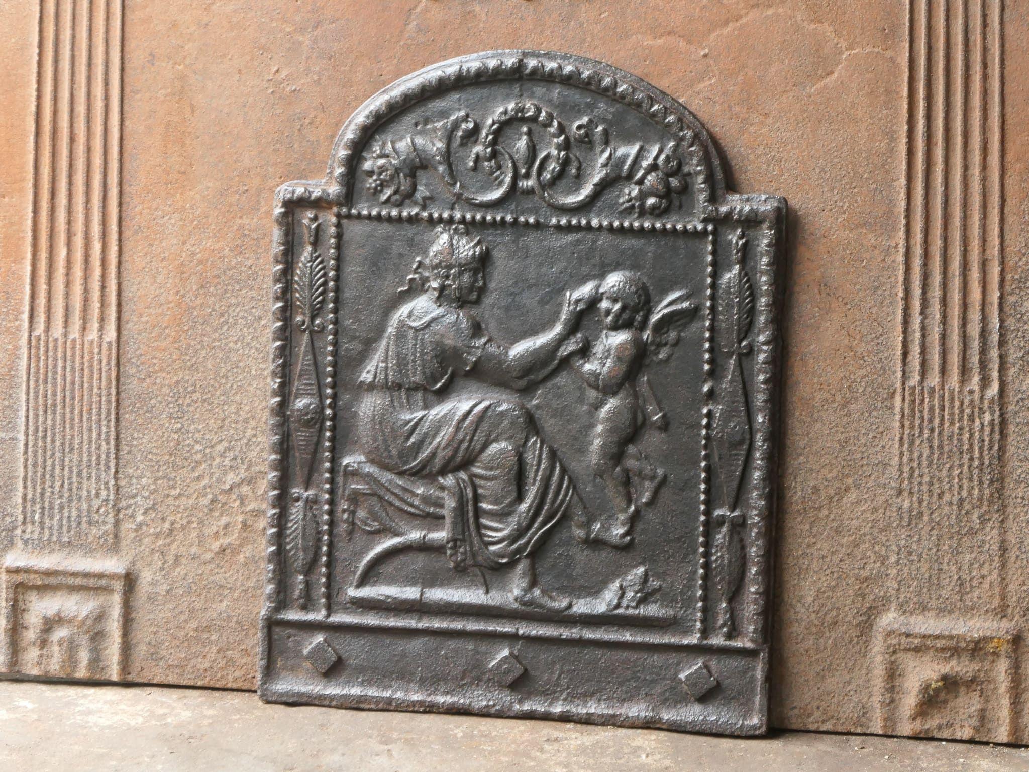 Français Petite plaque de cheminée d'époque néoclassique française « Femme avec Cupidon » en vente