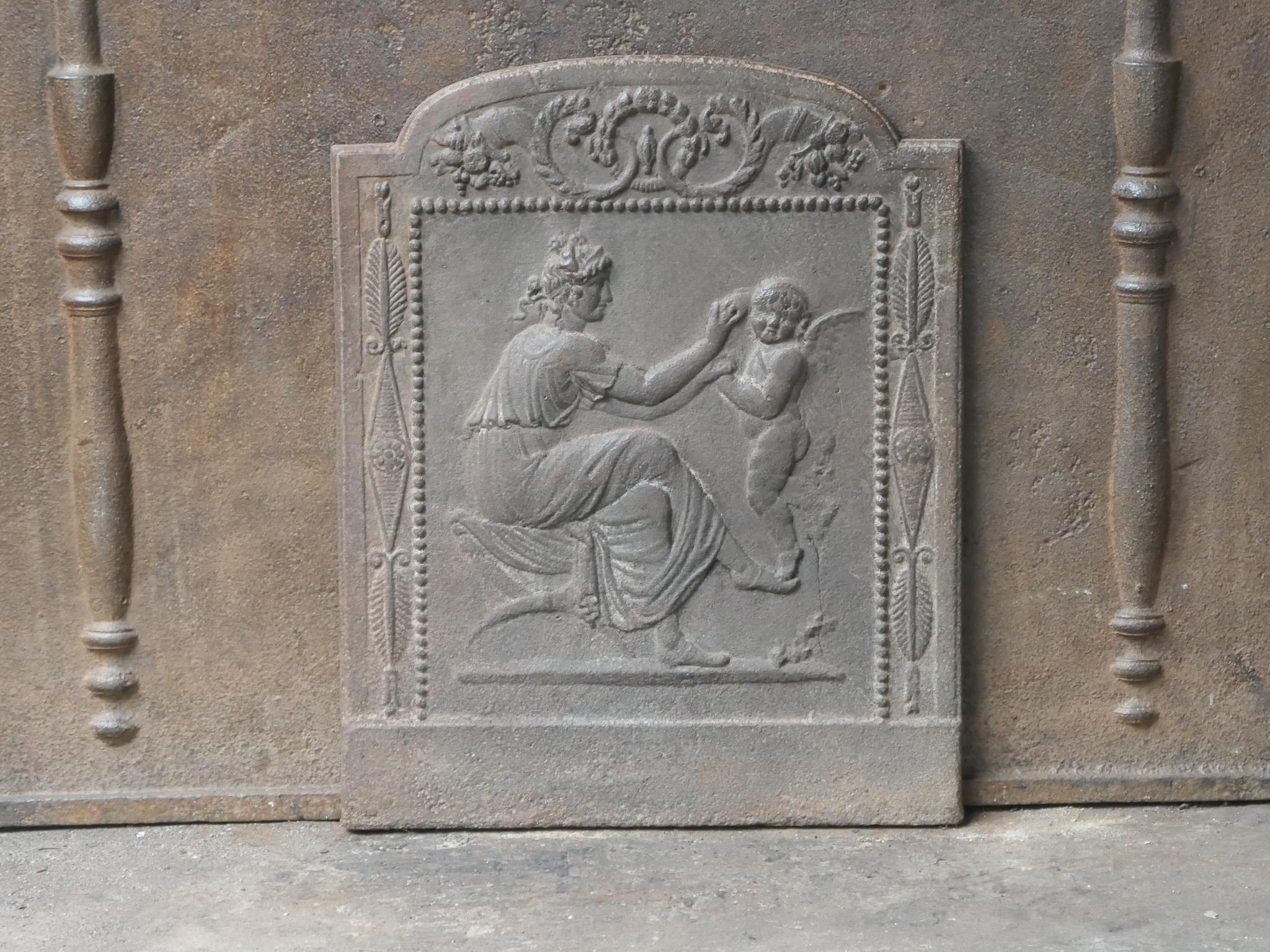 Français Petite plaque de cheminée d'époque néoclassique française « Femme avec Cupidon » en vente