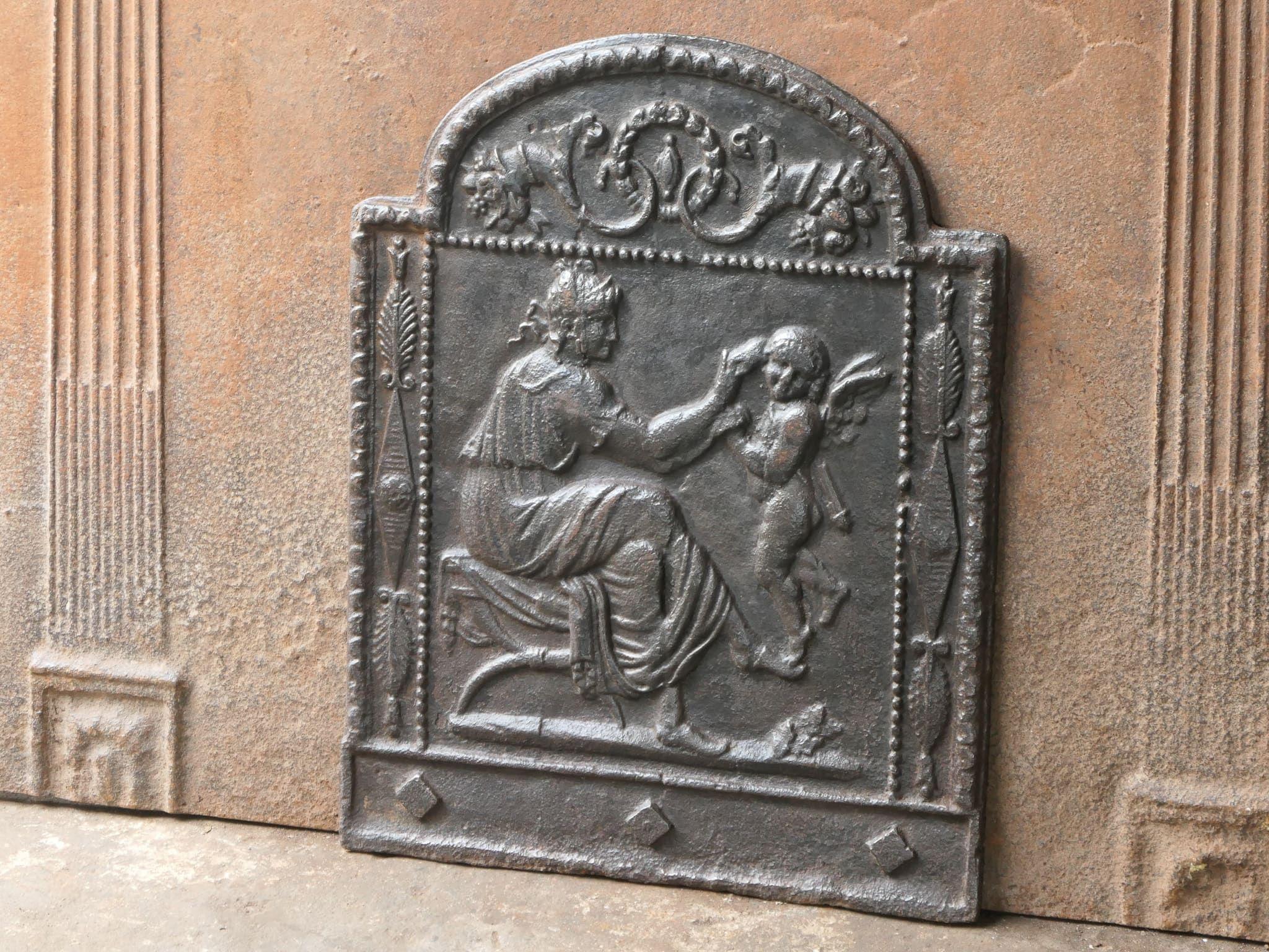 Moulage Petite plaque de cheminée d'époque néoclassique française « Femme avec Cupidon » en vente