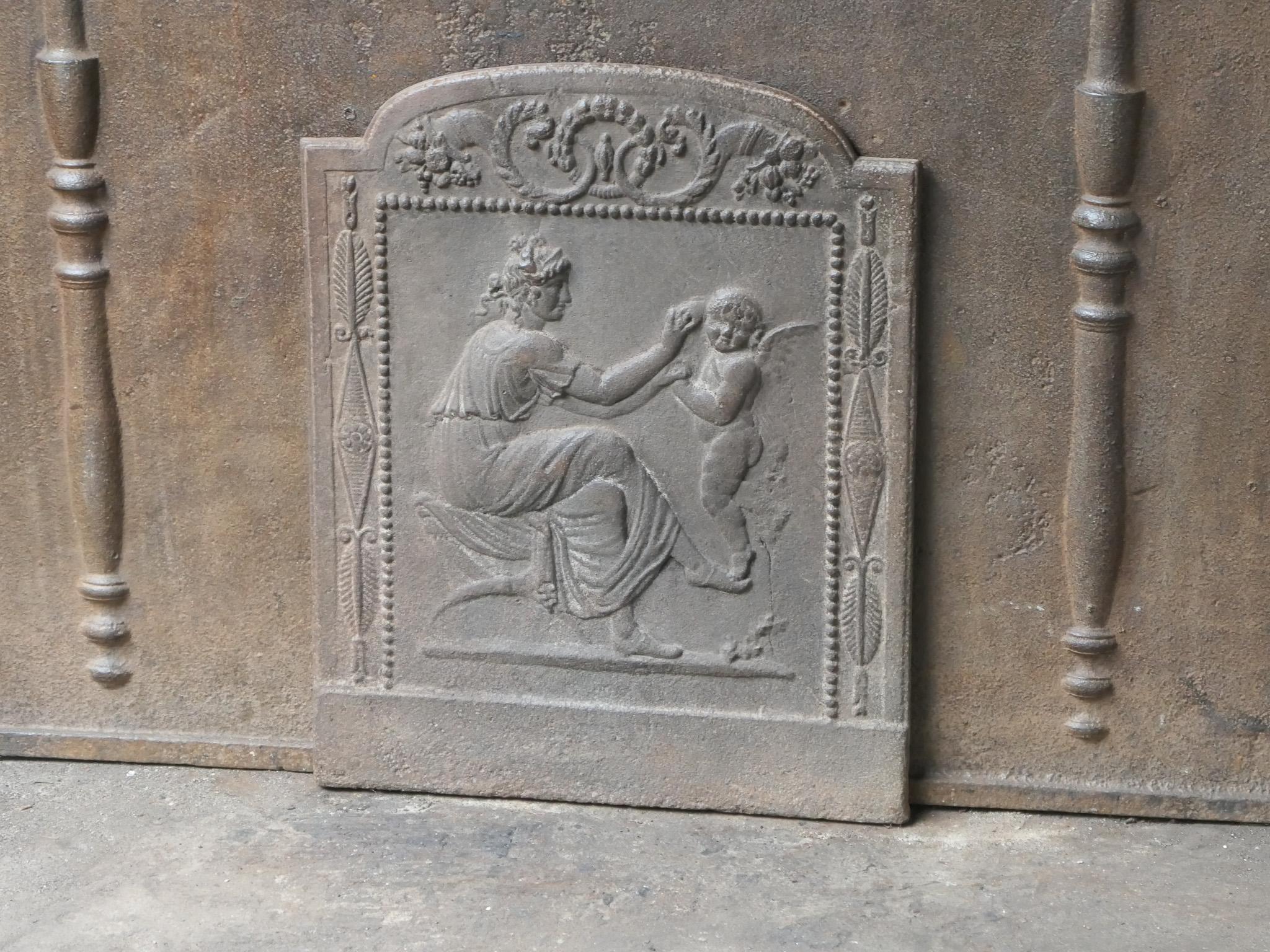 Moulage Petite plaque de cheminée d'époque néoclassique française « Femme avec Cupidon » en vente