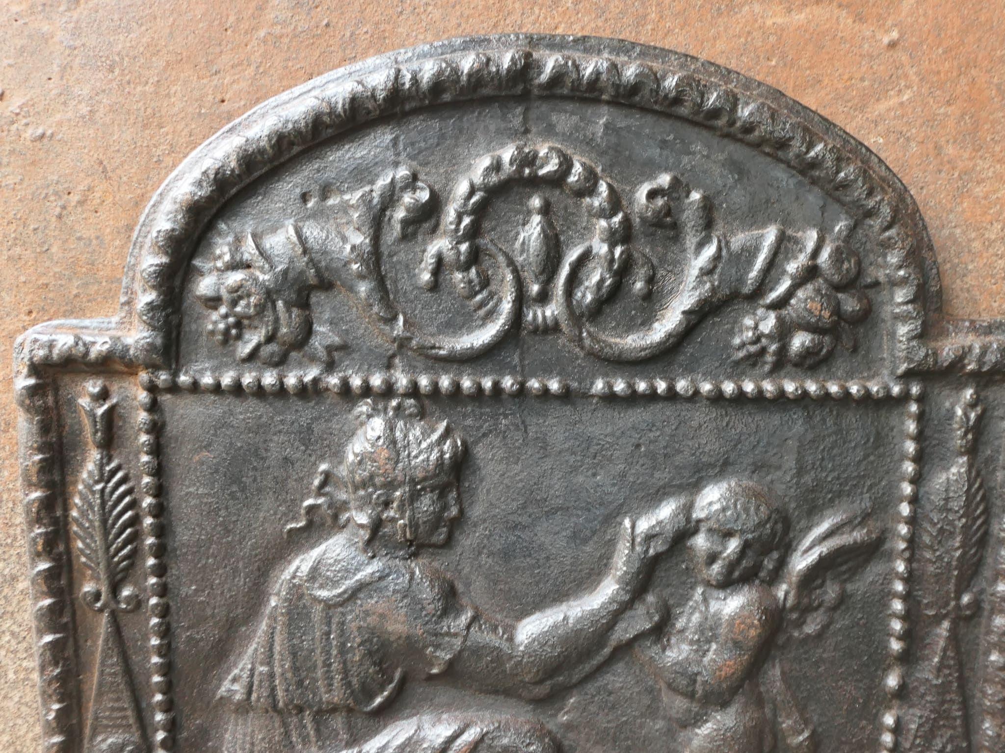 Petite plaque de cheminée d'époque néoclassique française « Femme avec Cupidon » Bon état - En vente à Soest, NL