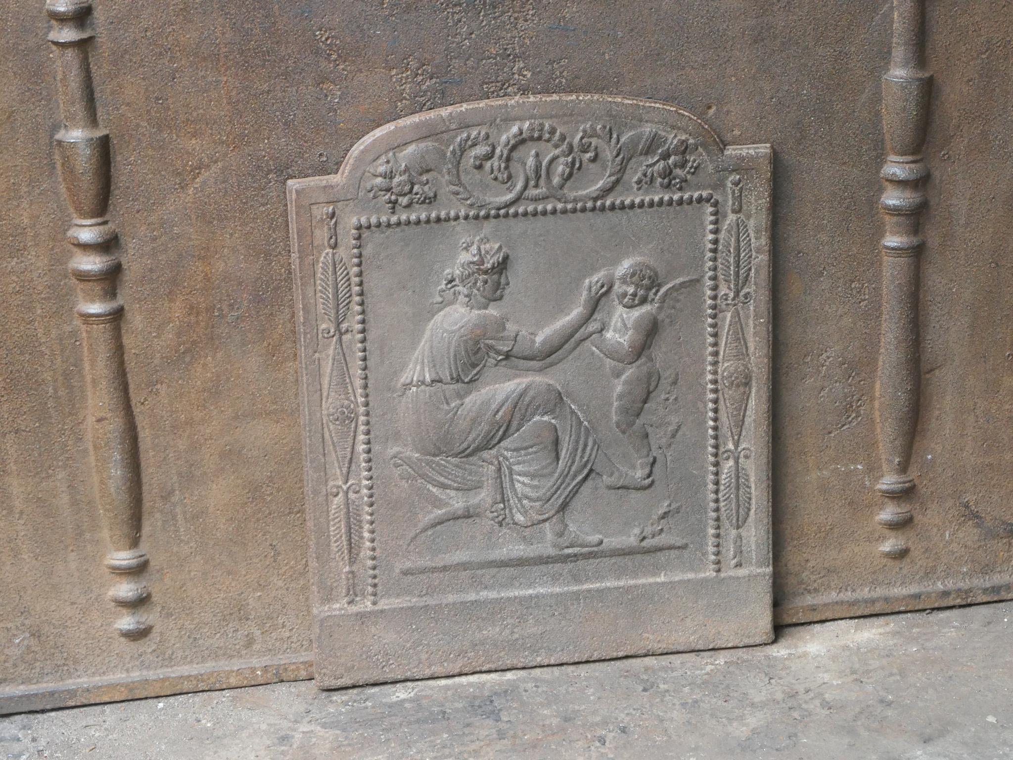 Petite plaque de cheminée d'époque néoclassique française « Femme avec Cupidon » Bon état - En vente à Soest, NL
