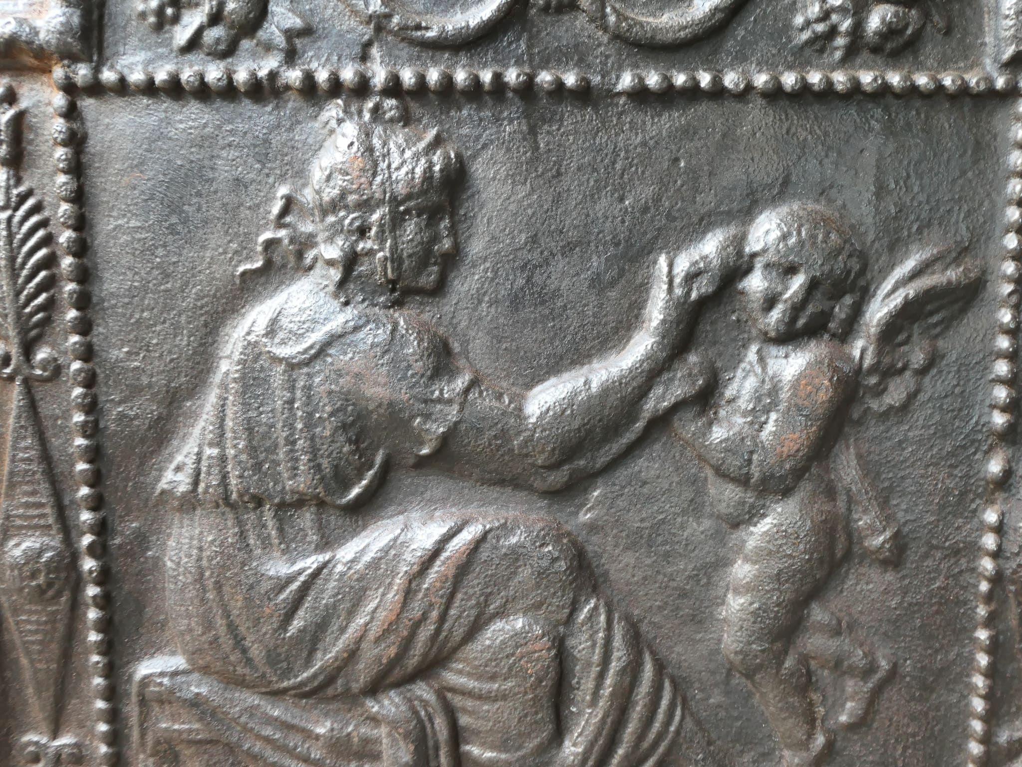 XIXe siècle Petite plaque de cheminée d'époque néoclassique française « Femme avec Cupidon » en vente
