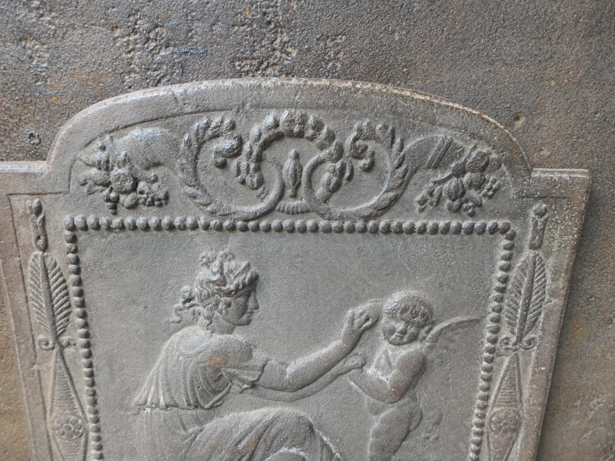XIXe siècle Petite plaque de cheminée d'époque néoclassique française « Femme avec Cupidon » en vente
