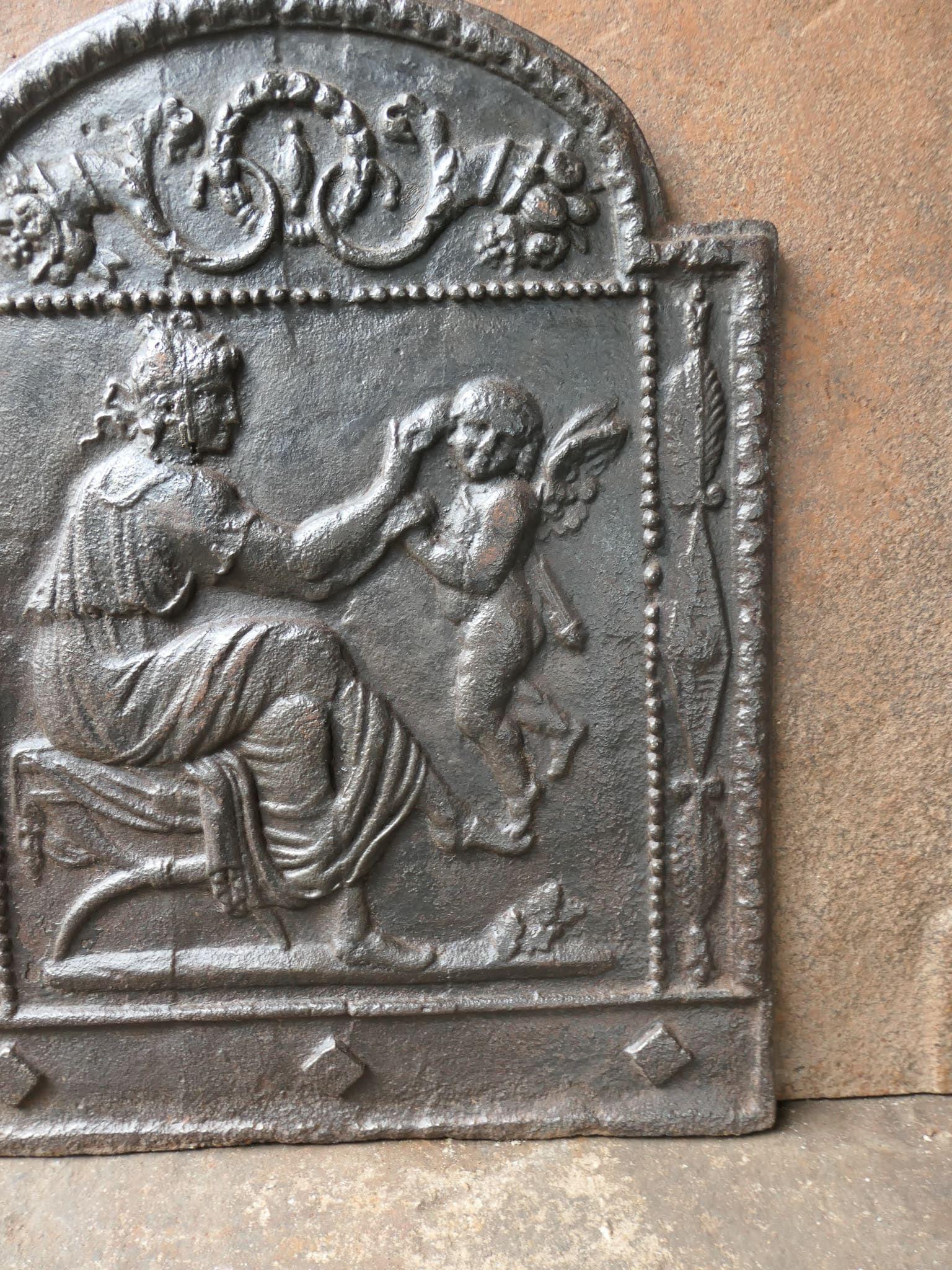 Fer Petite plaque de cheminée d'époque néoclassique française « Femme avec Cupidon » en vente