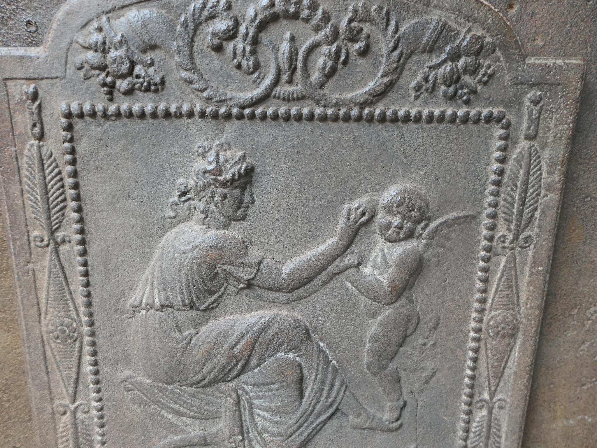 Fer Petite plaque de cheminée d'époque néoclassique française « Femme avec Cupidon » en vente