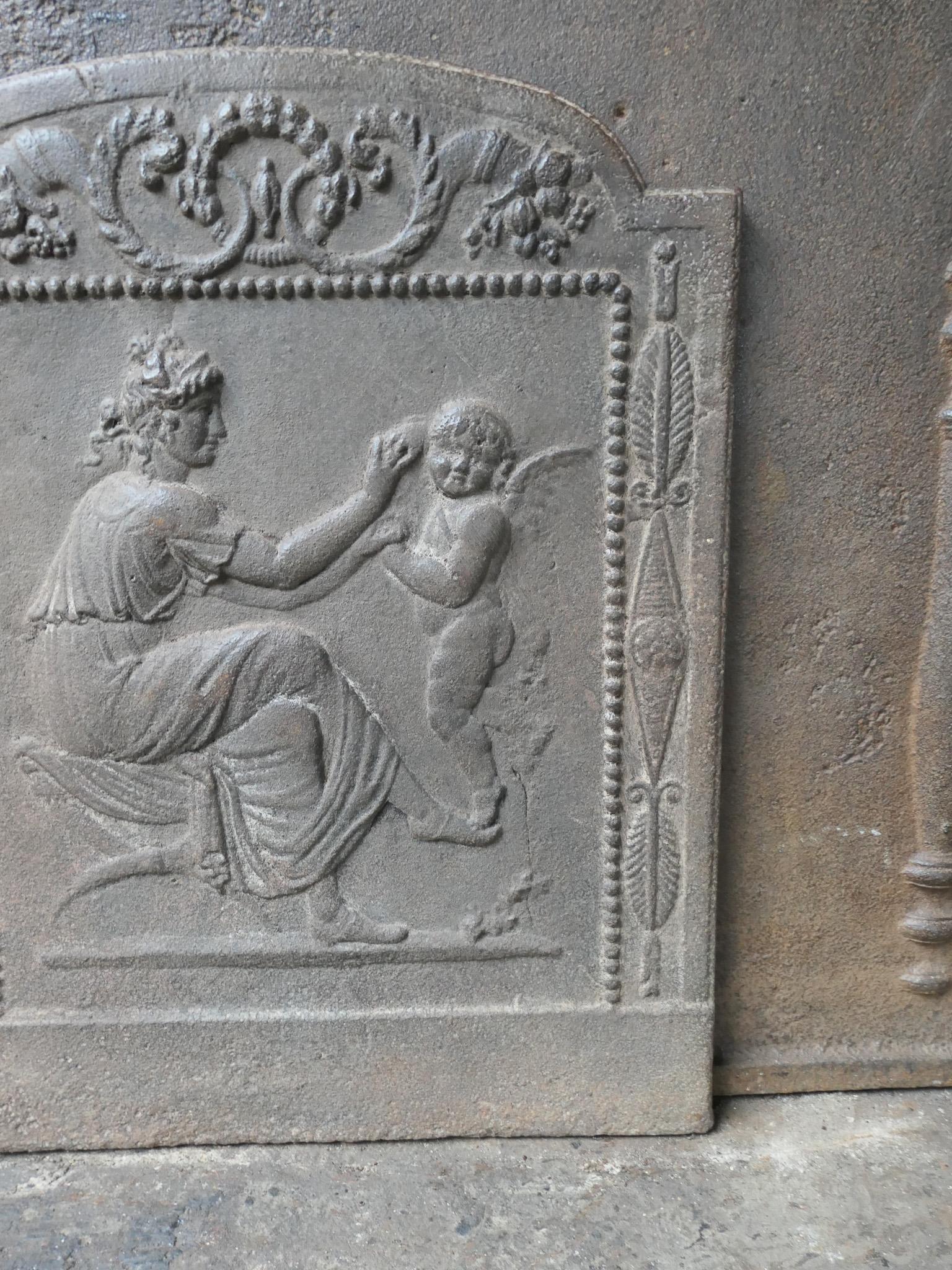 Petite plaque de cheminée d'époque néoclassique française « Femme avec Cupidon » en vente 1