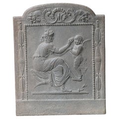Petite plaque de cheminée d'époque néoclassique française « Femme avec Cupidon »