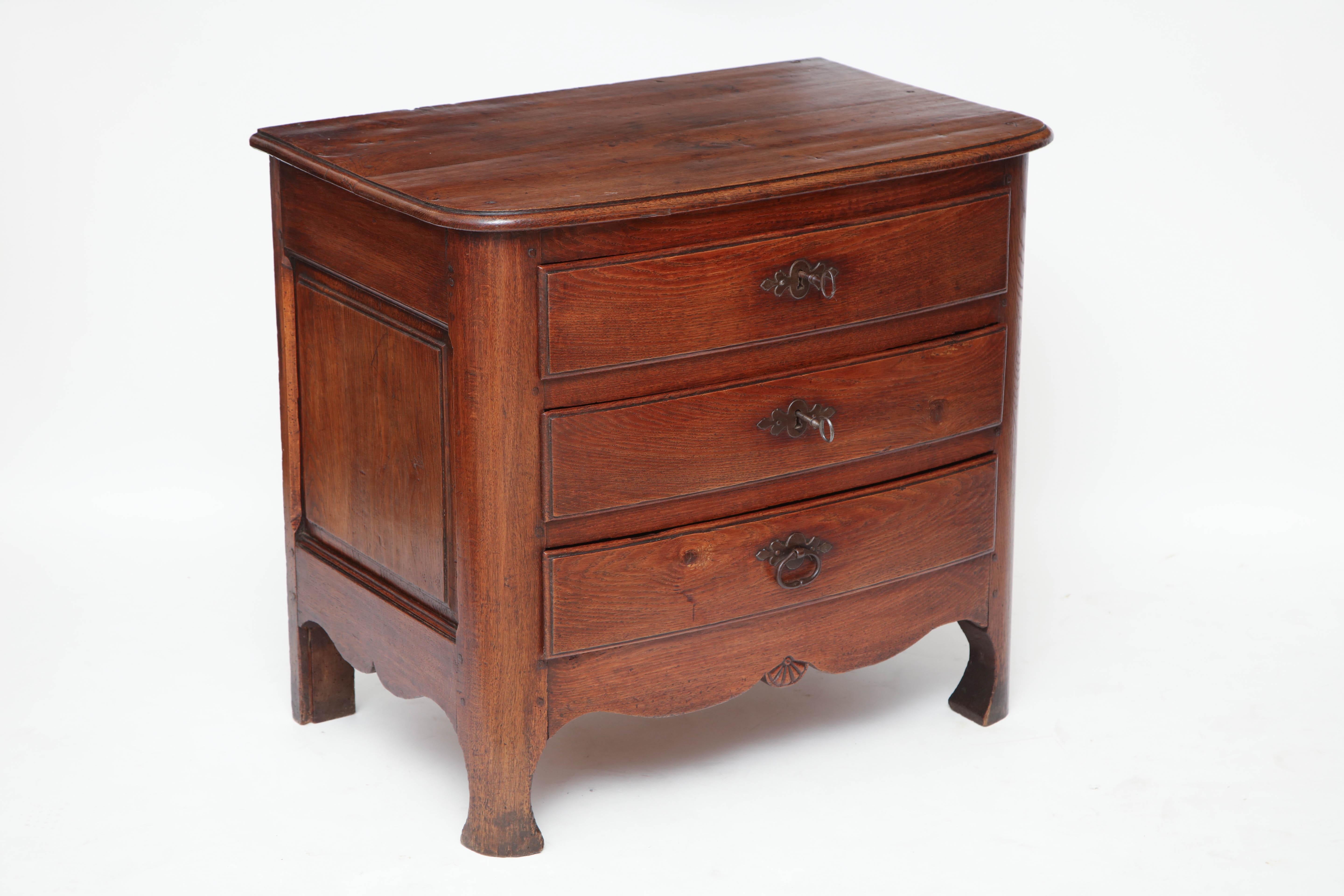 Oak three-drawer commode with rounded front supports, panelled sides, and original steel hardware, France, 18th century.

Overall dimensions: 31.5
