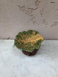 Piccolo portacartellini francese in maiolica di Palissy con foglie di cavolo di Emile Gambut, circa 1879