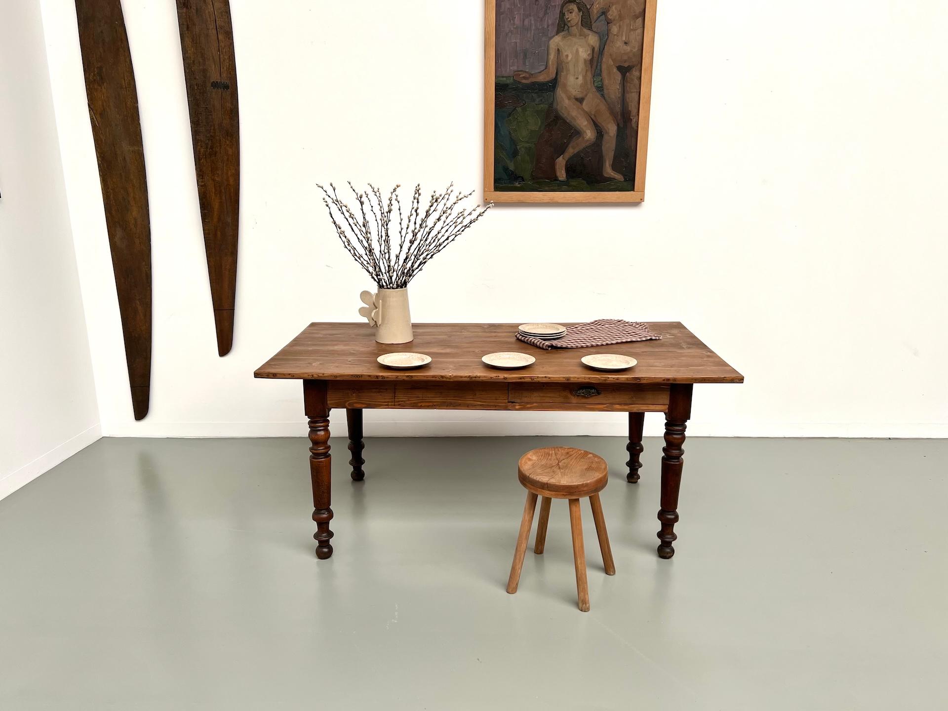 Petite table de ferme en pin avec pieds tournés en vente 3