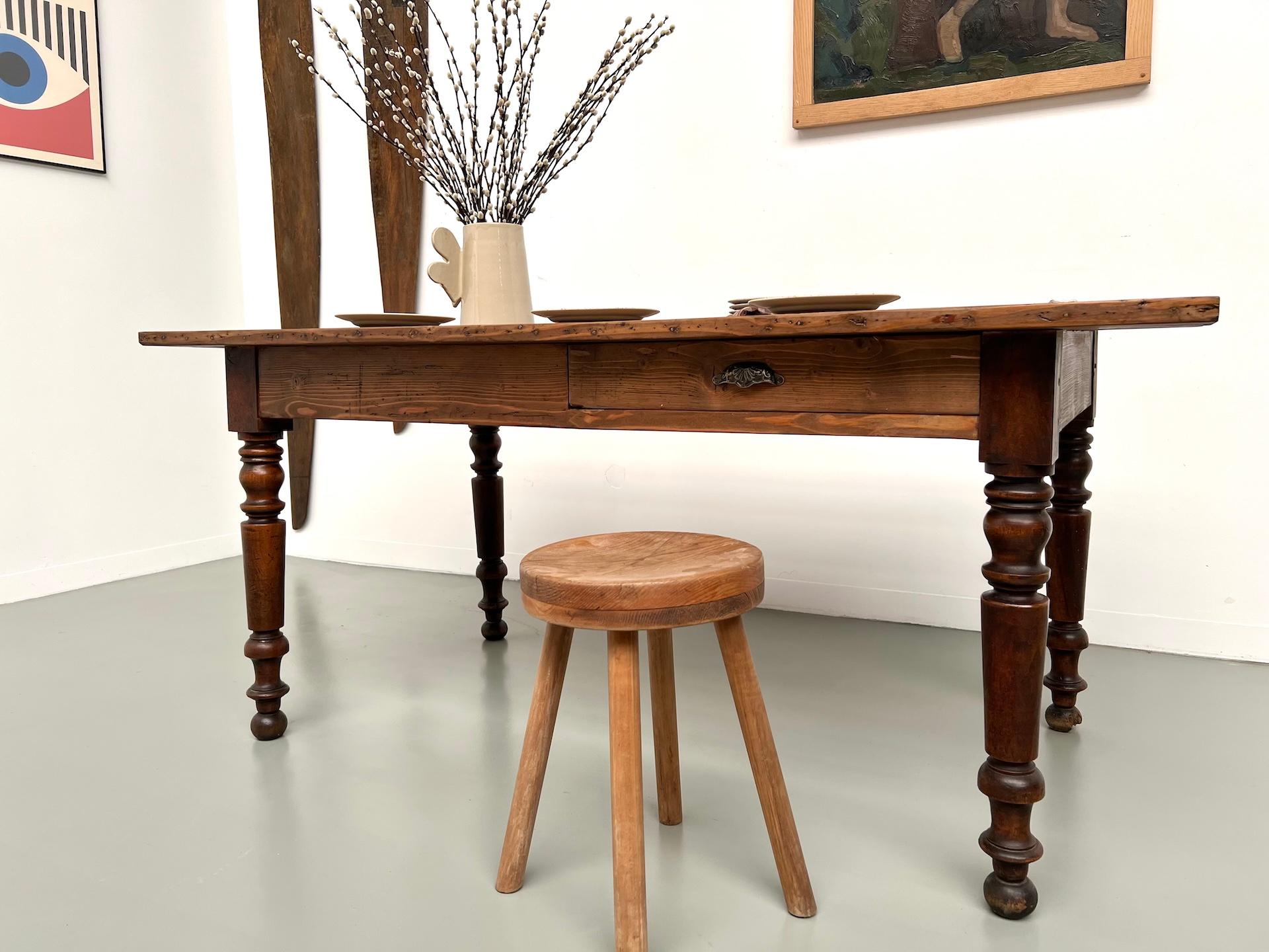 Petite table de ferme en pin avec pieds tournés en vente 5