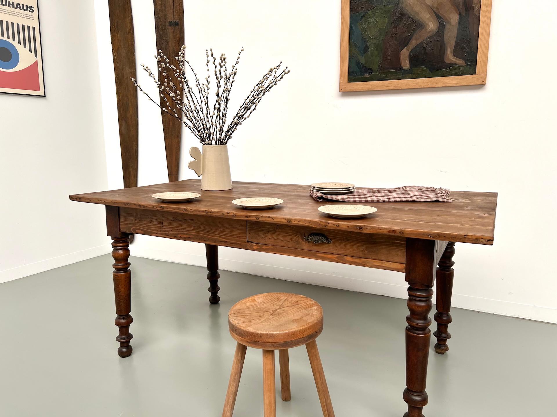 Petite table de ferme en pin avec pieds tournés en vente 6