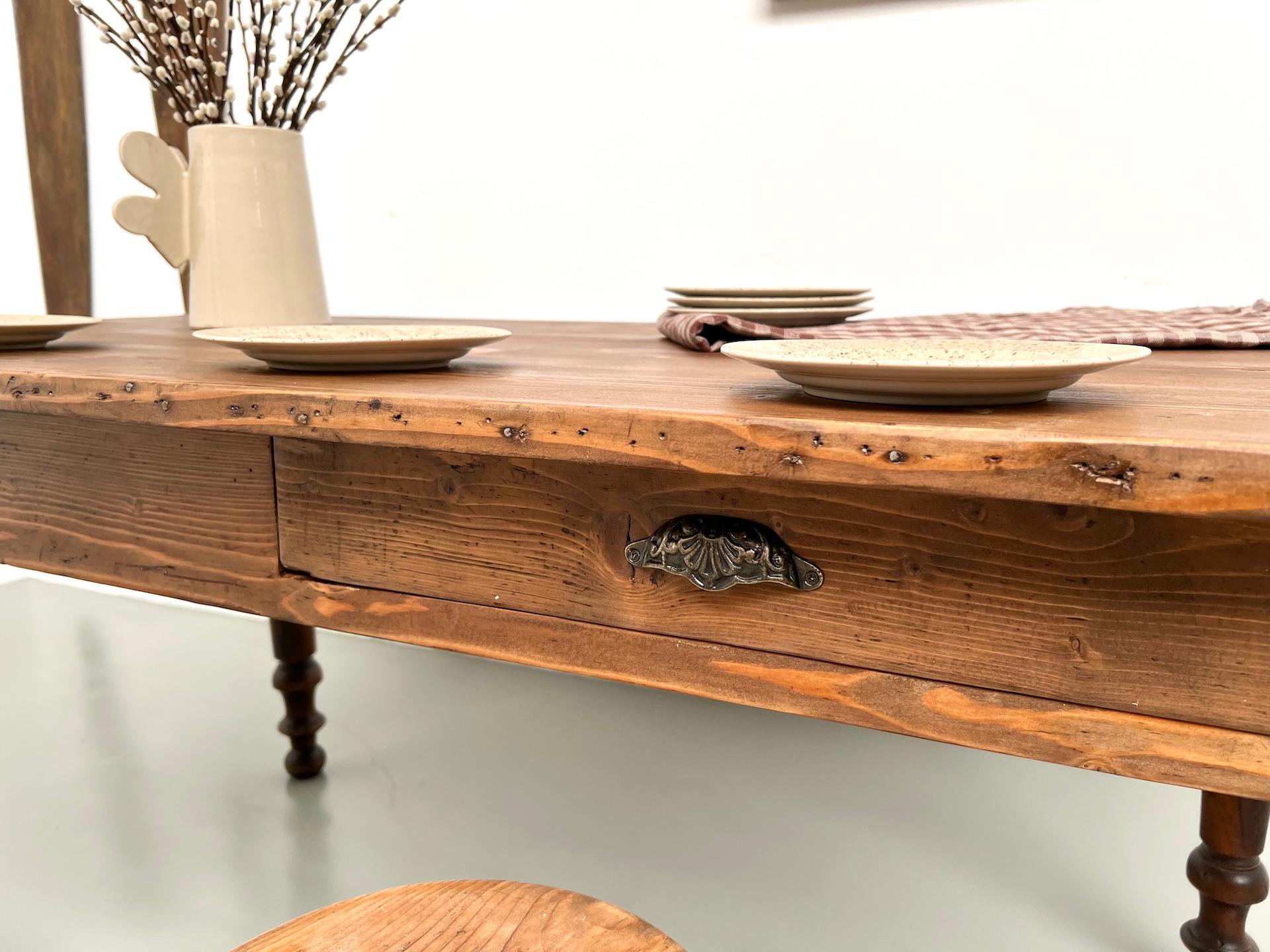 Petite table de ferme en pin avec pieds tournés en vente 7