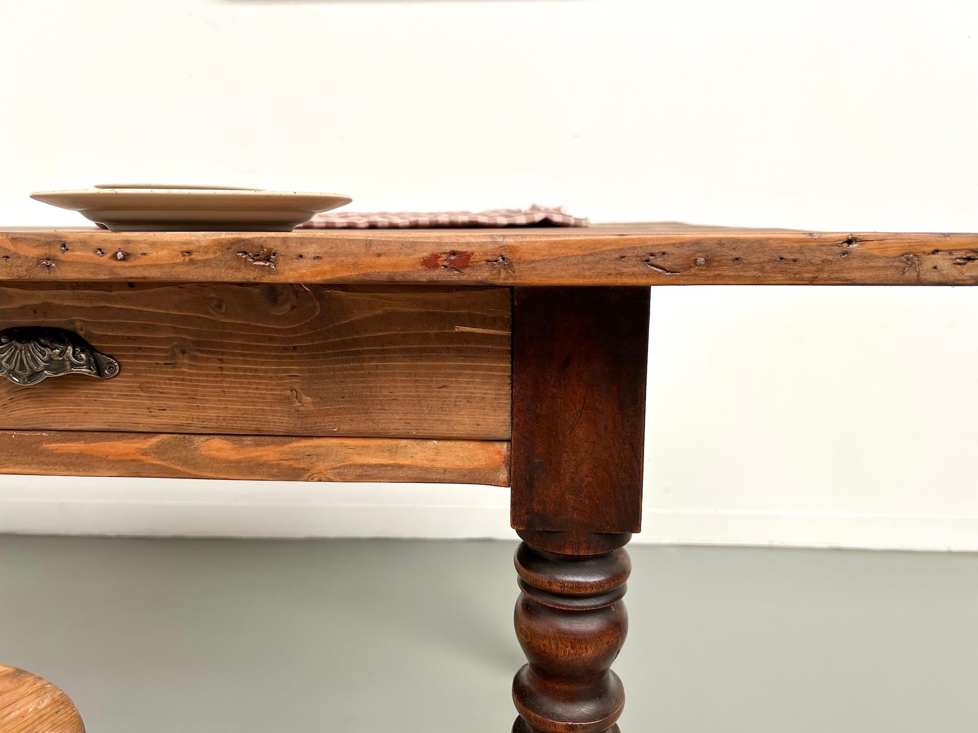Petite table de ferme en pin avec pieds tournés en vente 8