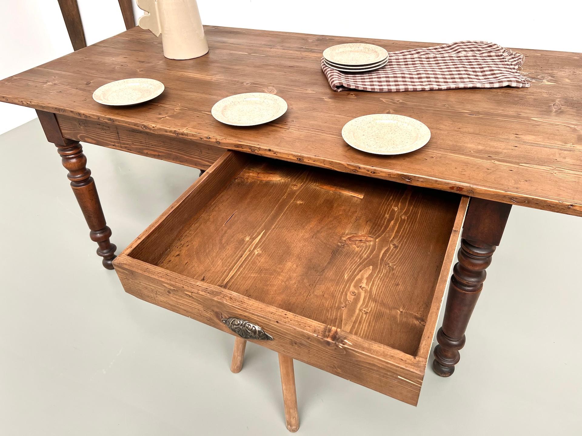 Petite table de ferme en pin avec pieds tournés en vente 9