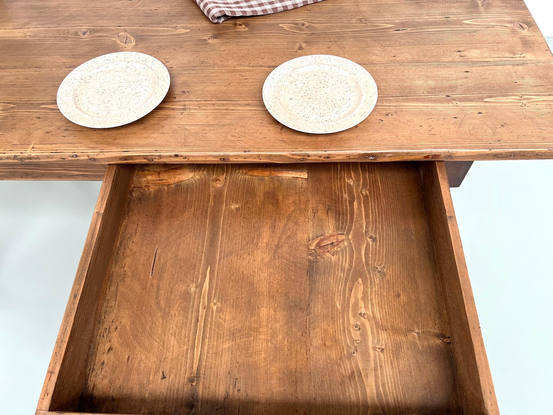 Petite table de ferme en pin avec pieds tournés en vente 10