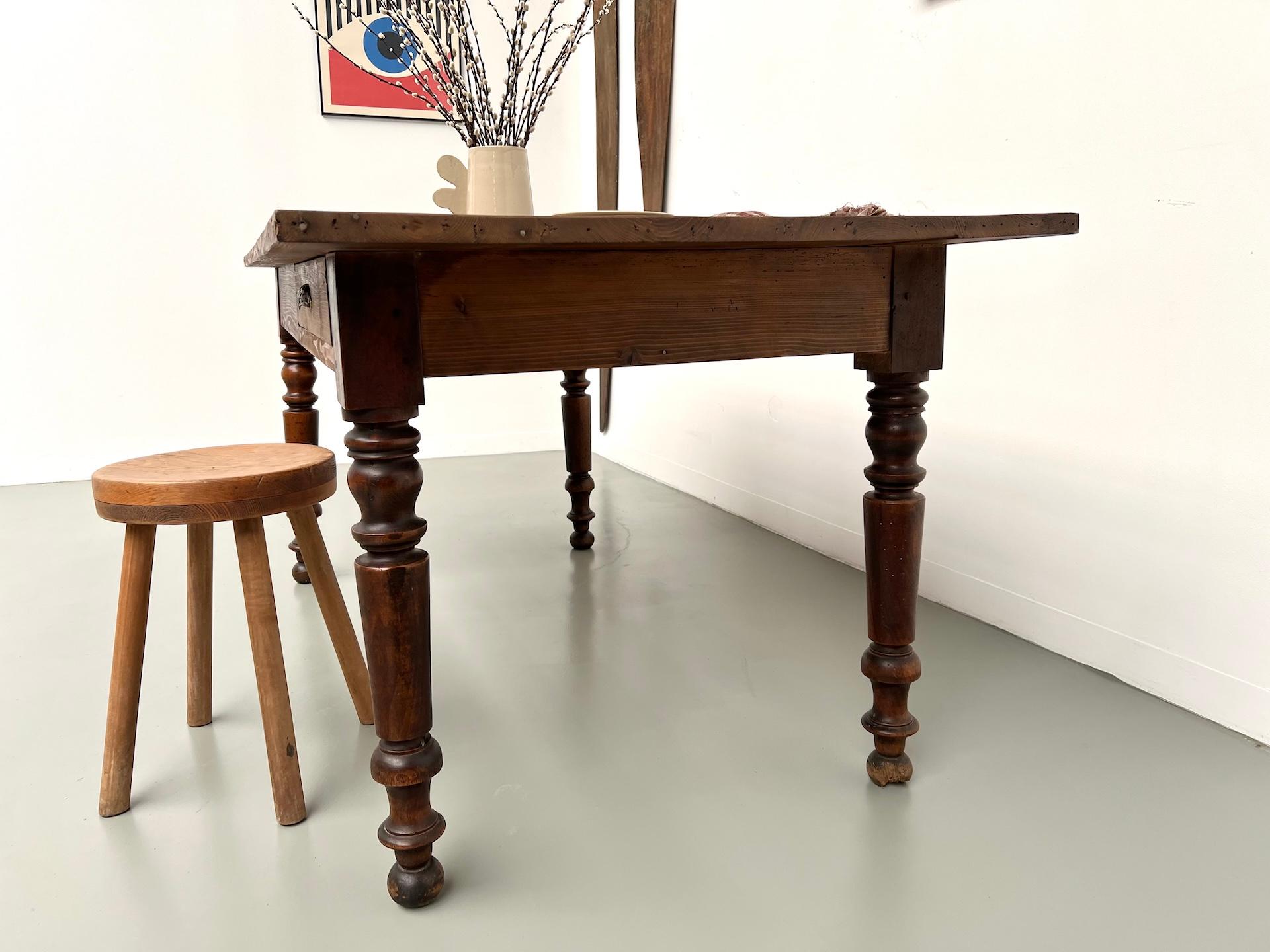 Petite table de ferme en pin avec pieds tournés en vente 11