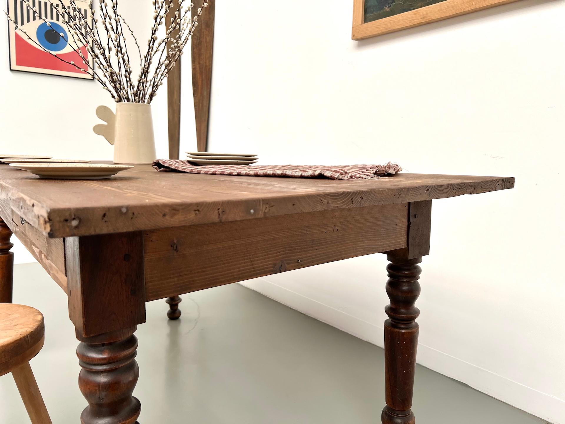 Petite table de ferme en pin avec pieds tournés en vente 12