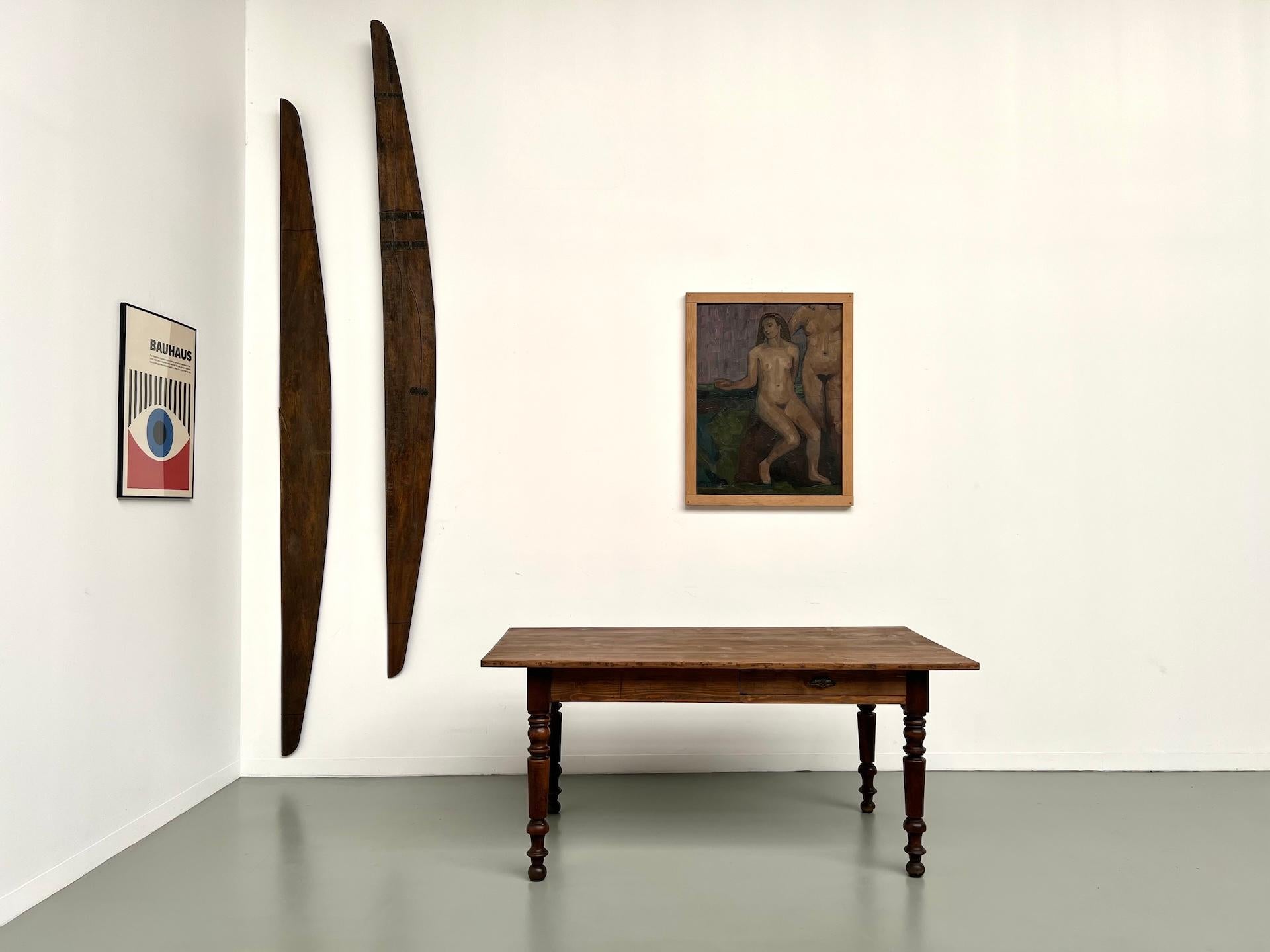 Petite table de ferme en pin avec pieds tournés

La Maison LECAN présente cette table de ferme aux proportions parfaitement équilibrées, fabriquée dans les années 1950. À la fois pratique et raffiné, il est doté de deux grands tiroirs avec poignées