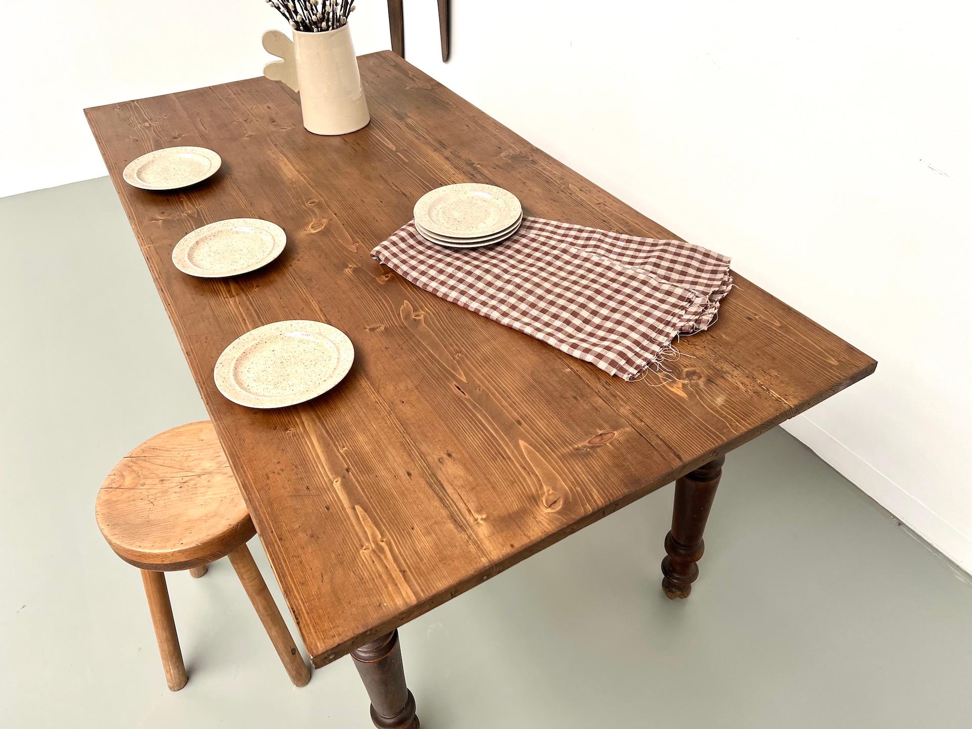 Petite table de ferme en pin avec pieds tournés en vente 13