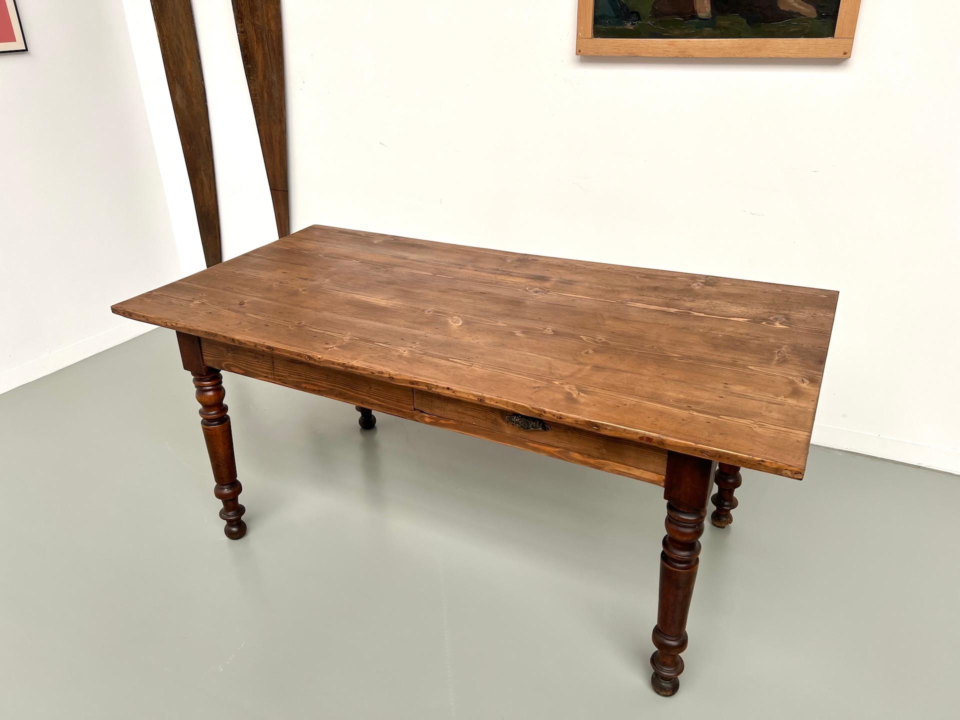 Français Petite table de ferme en pin avec pieds tournés en vente