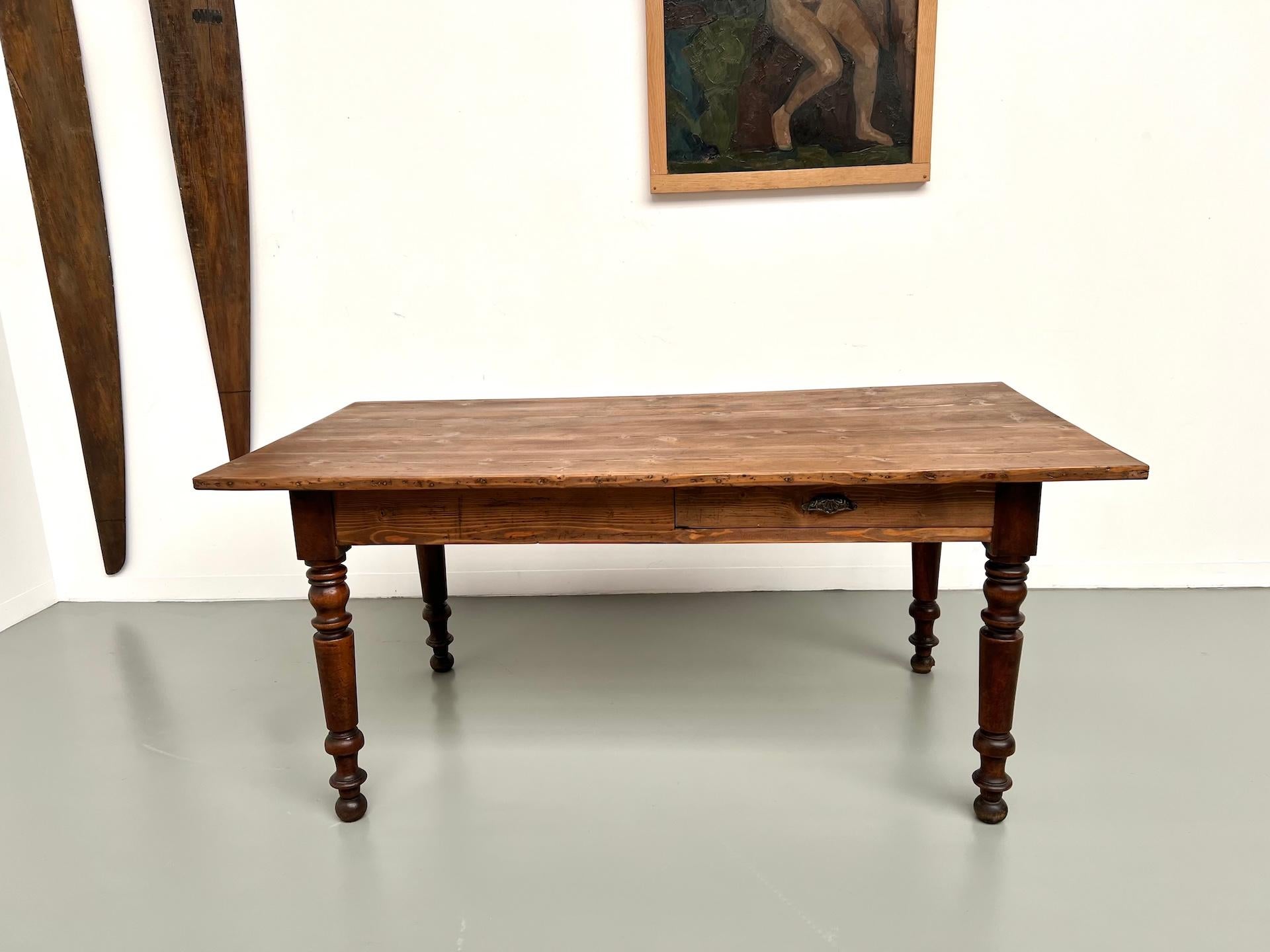 Petite table de ferme en pin avec pieds tournés Bon état - En vente à LYON, FR