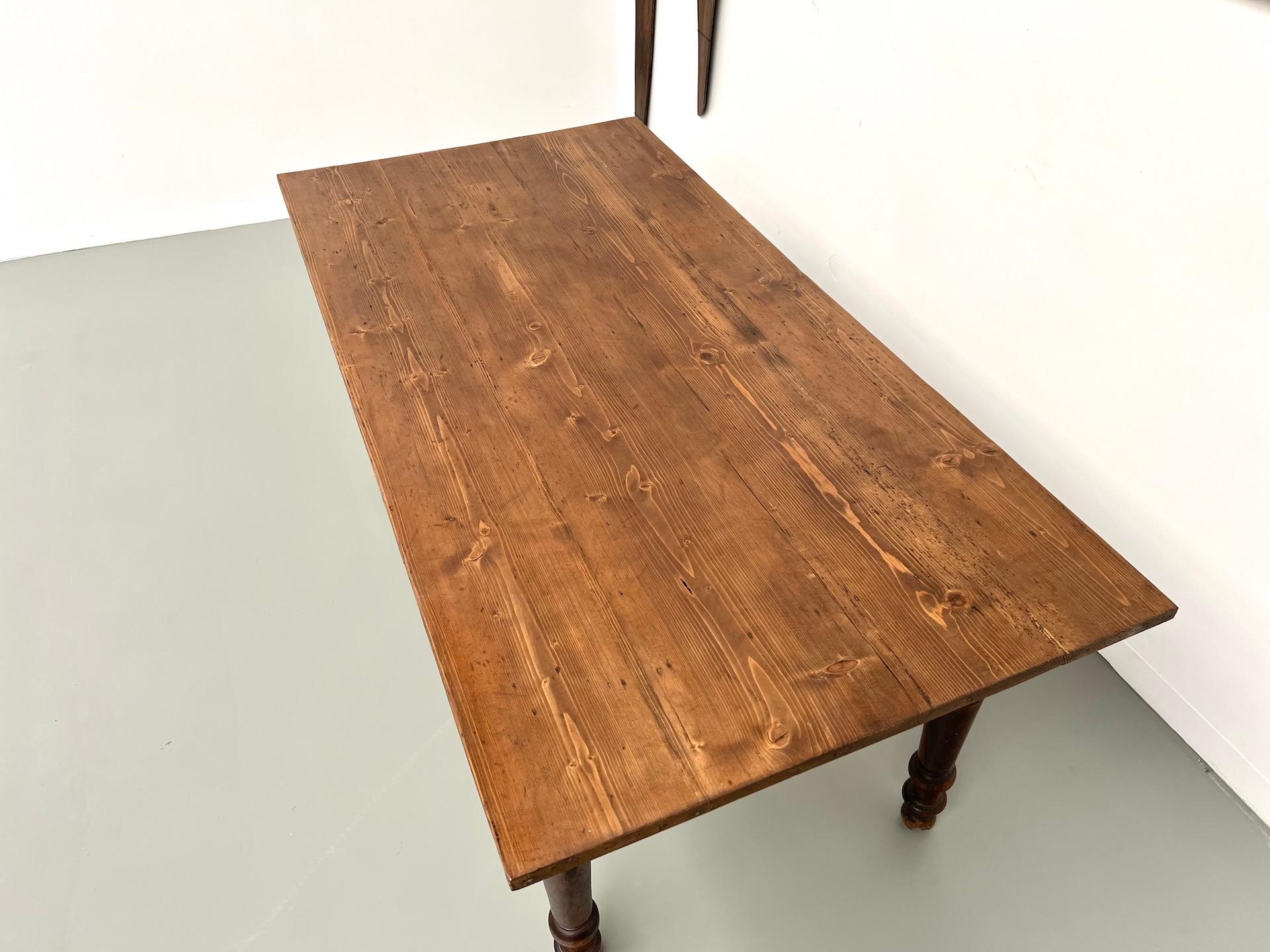 Petite table de ferme en pin avec pieds tournés en vente 1