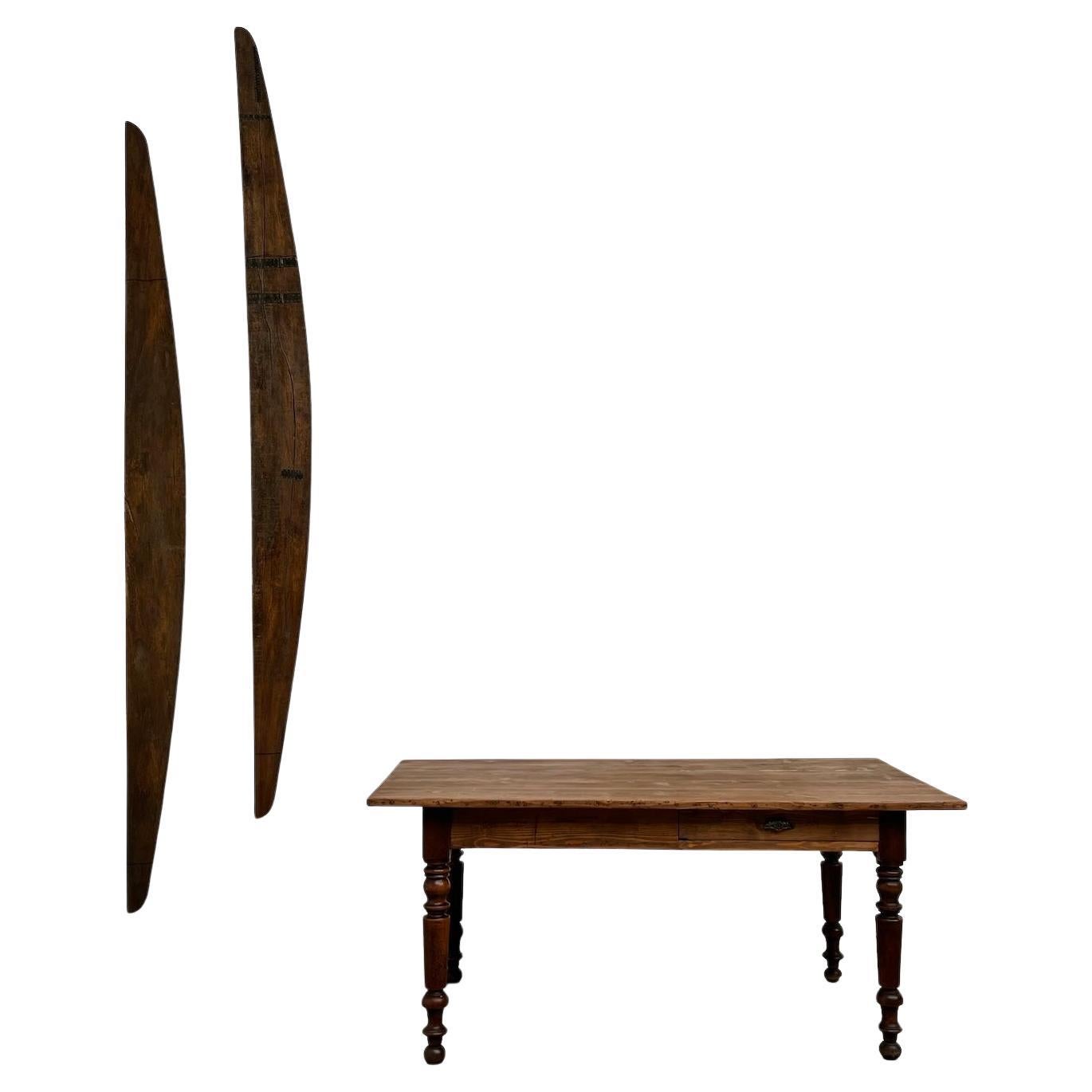 Petite table de ferme en pin avec pieds tournés en vente