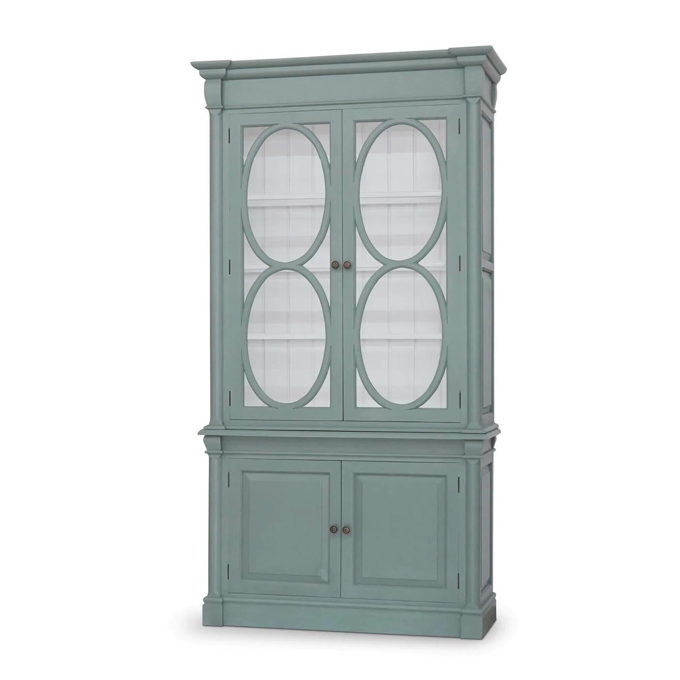 Fini dans une douce peinture Green Smoke, son extérieur évoque l'élégance des armoires françaises anciennes, tandis que l'intérieur peint en True White crée une toile de fond nette et lumineuse pour les livres, la porcelaine ou les objets de