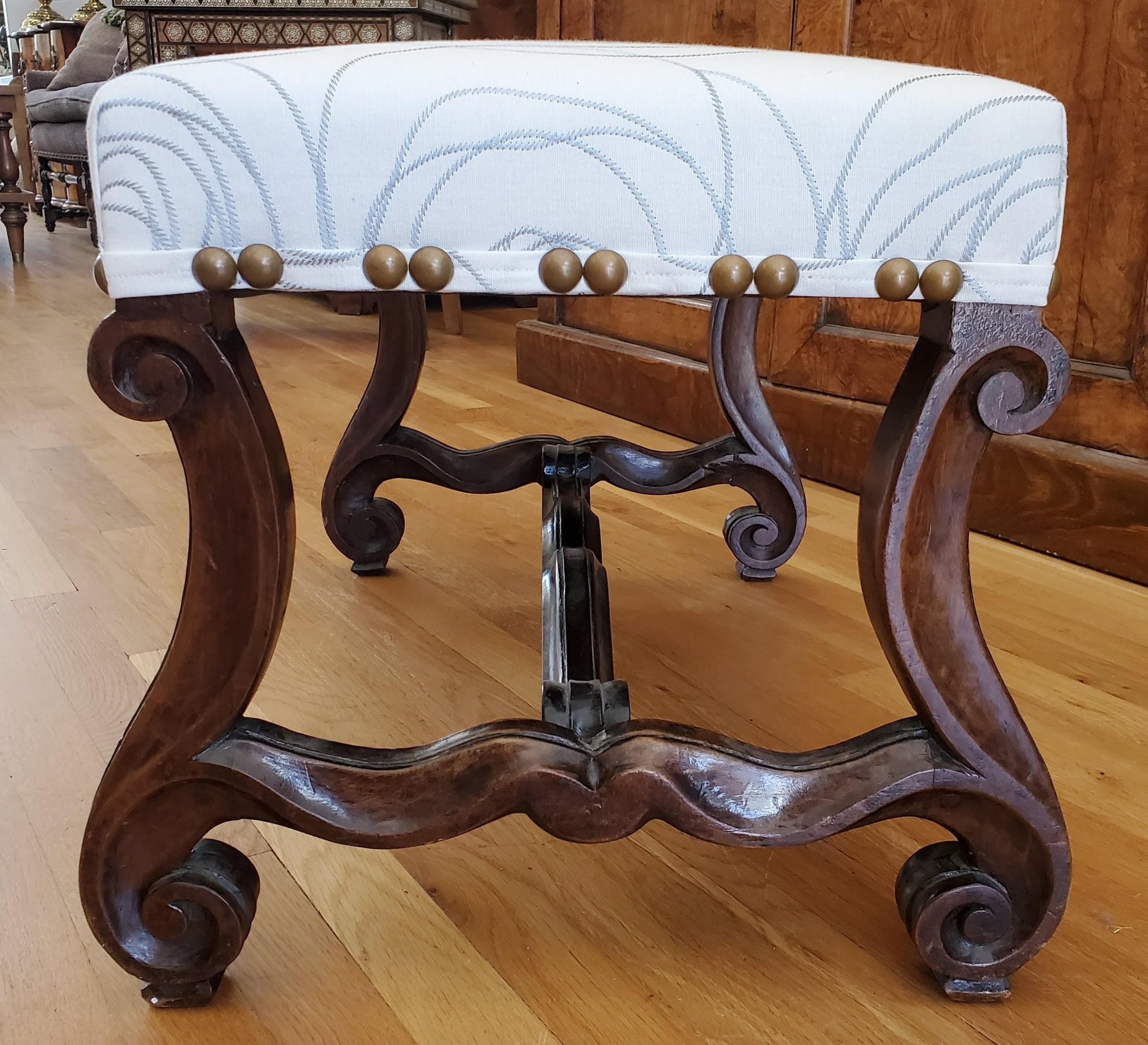 Français Petit pouf provincial français en noyer circassien avec tapisserie d'ameublement moderne en vente