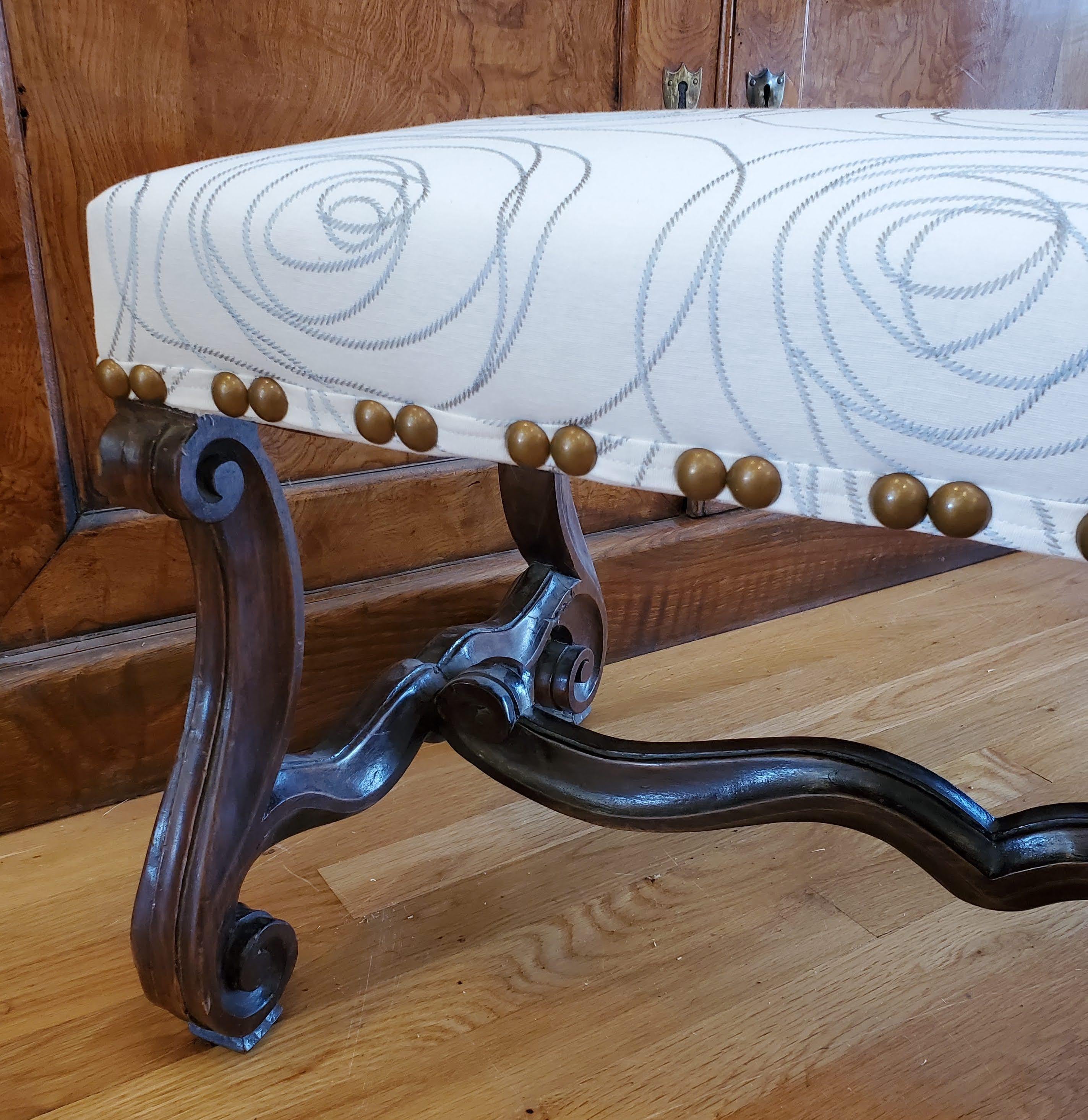 Sculpté à la main Petit pouf provincial français en noyer circassien avec tapisserie d'ameublement moderne en vente