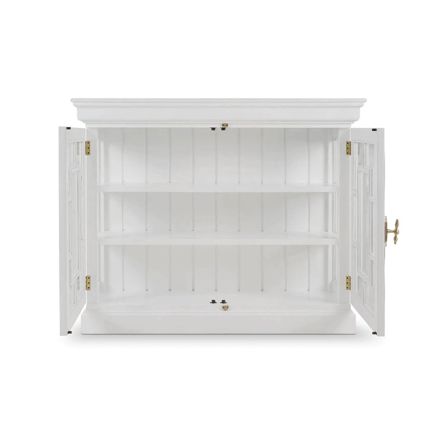 Stile provenzale Piccola credenza provinciale francese Whiting in vendita