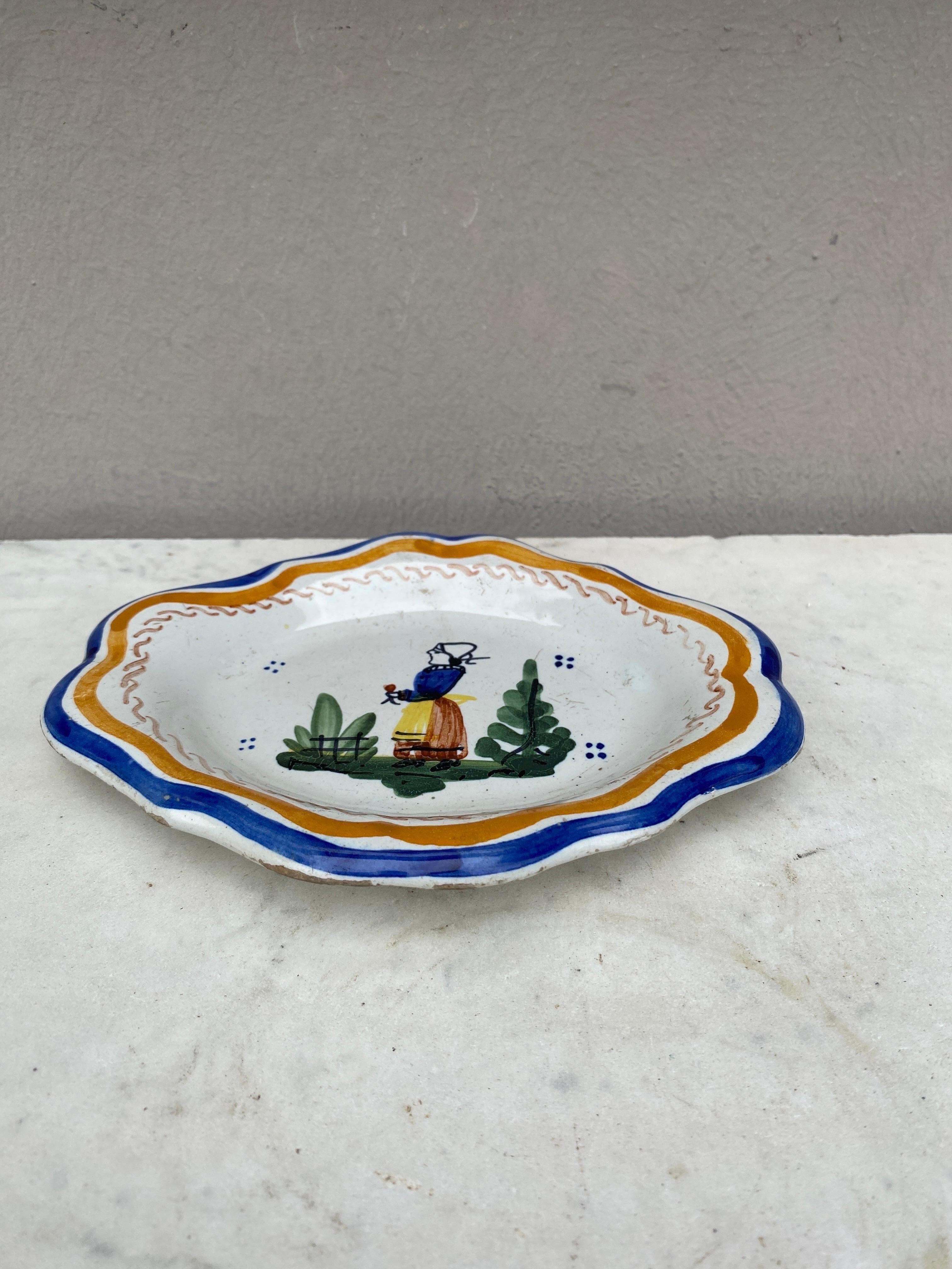 Small French Quimper Platter Henriot Quimper, circa 1920 In Good Condition For Sale In Austin, TX