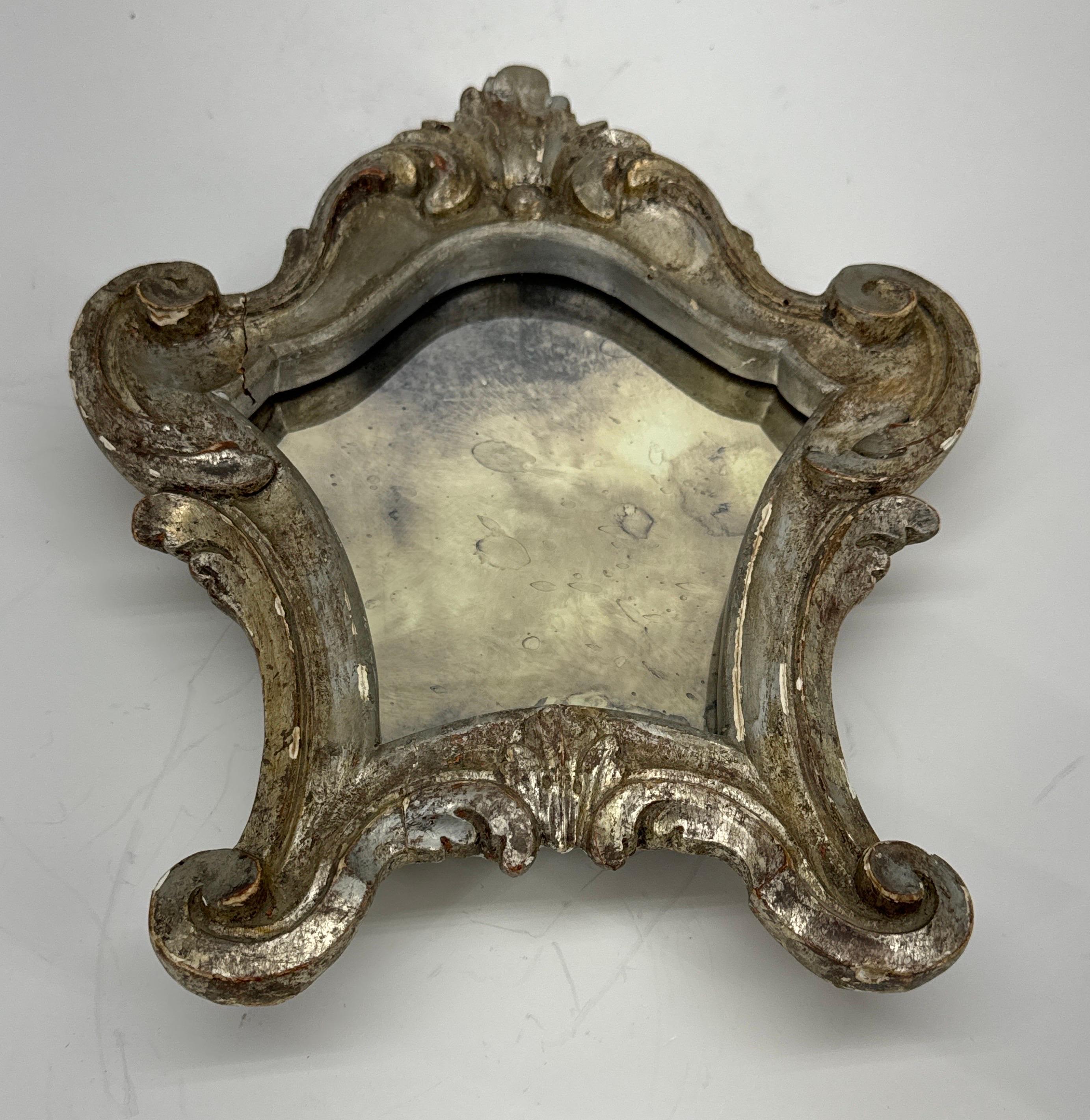 Petit miroir mural de coiffeuse rococo français en bois doré argenté en vente 4