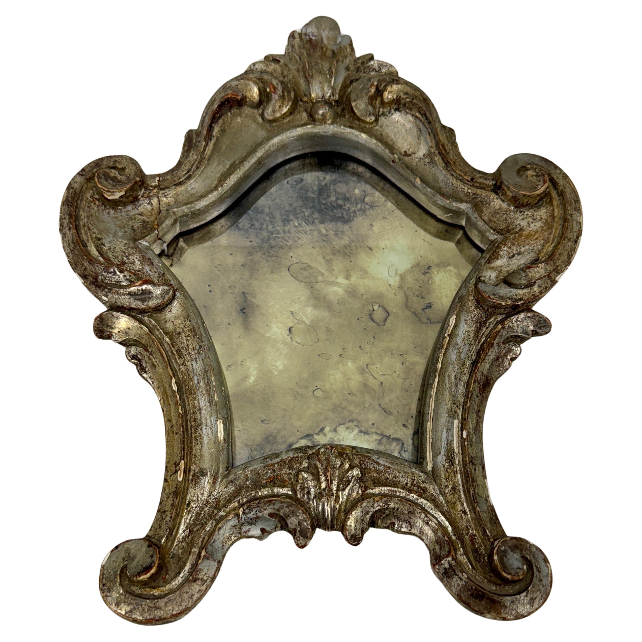 Sculpté à la main Petit miroir mural de coiffeuse rococo français en bois doré argenté en vente