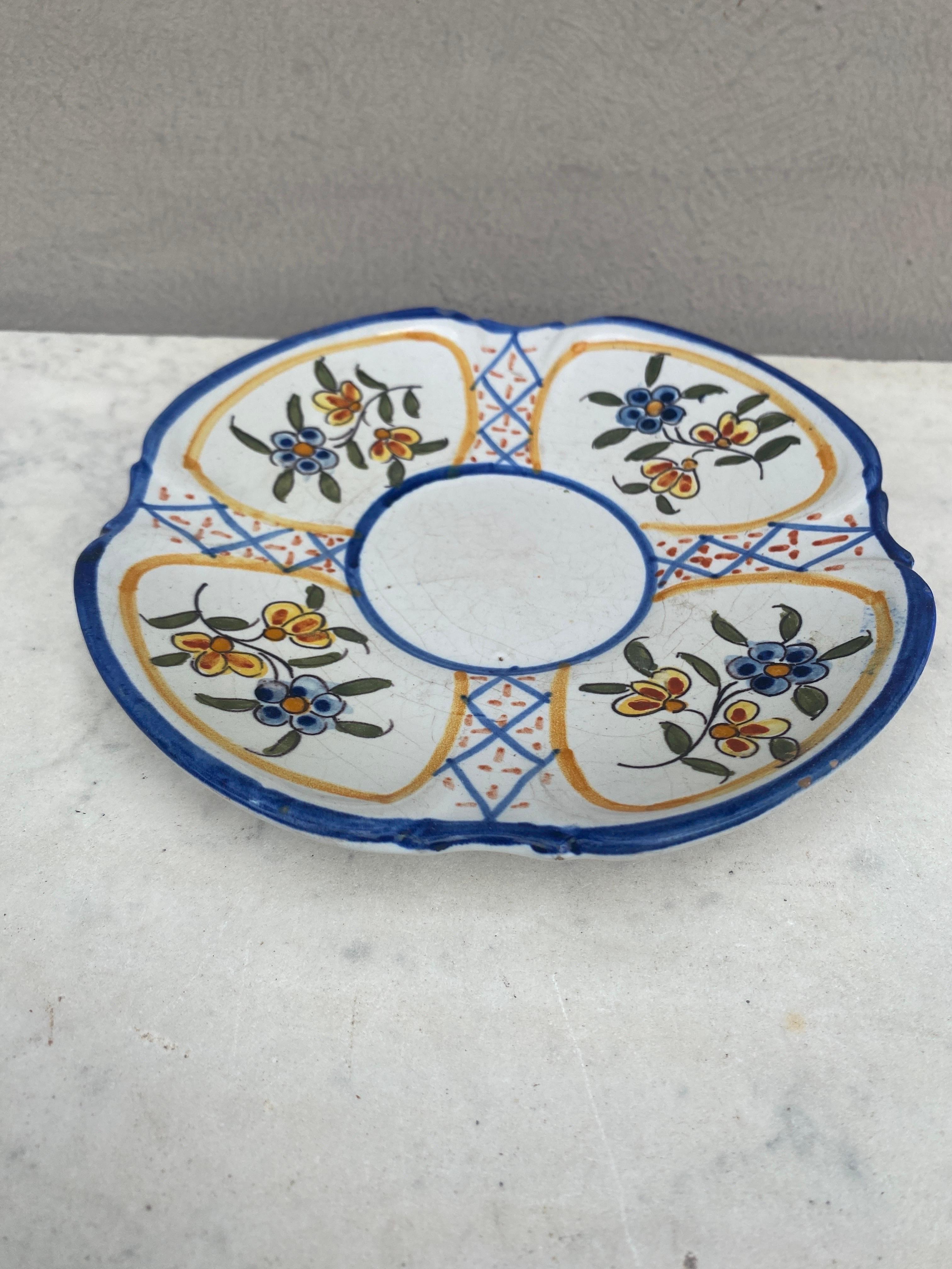 Pequeño plato francés de loza rústica firmado Port Blanc Circa 1920.
 