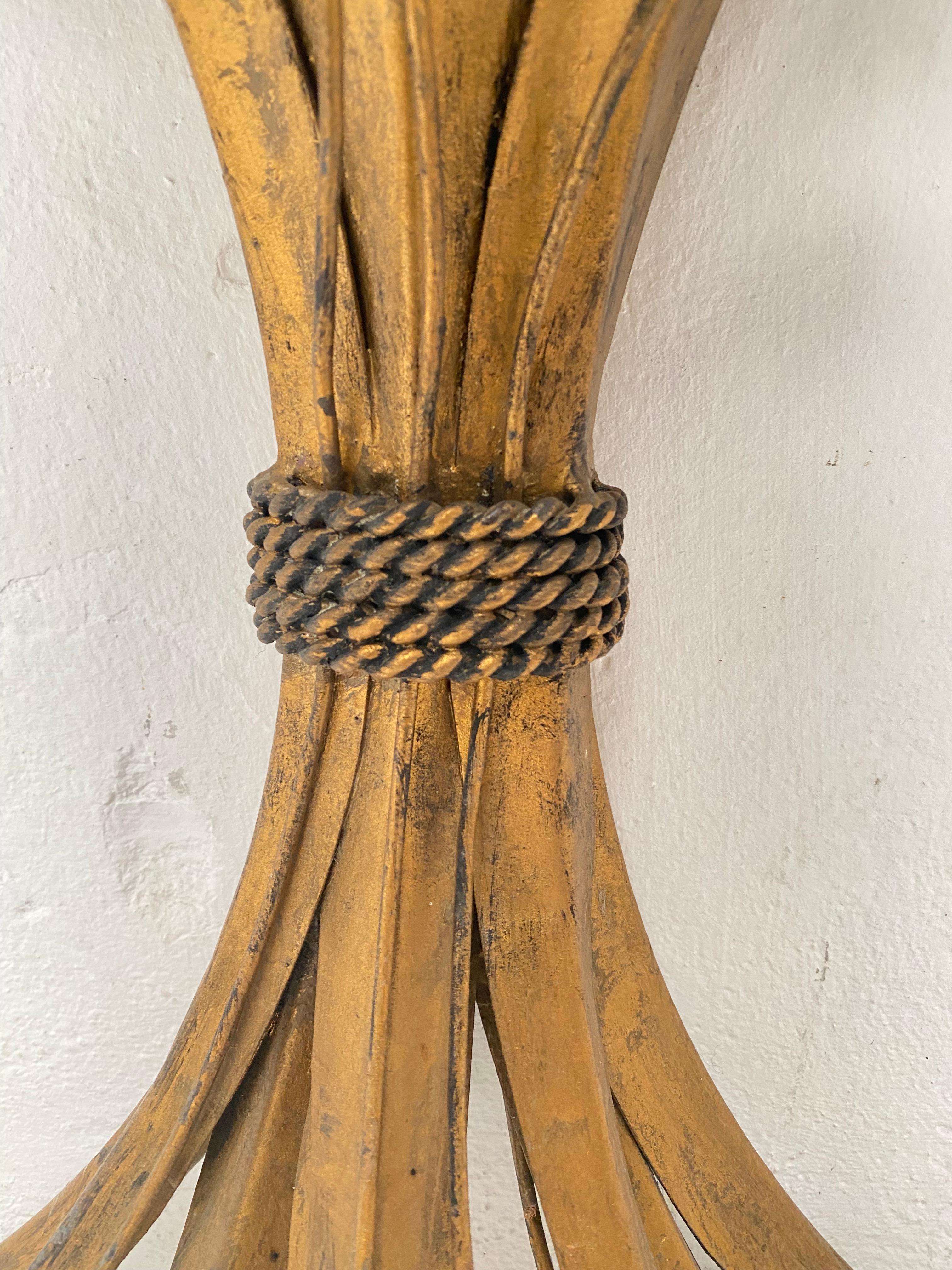 Mid-Century Modern Petite table d'appoint/console « Feuille de blé » française en métal doré en vente