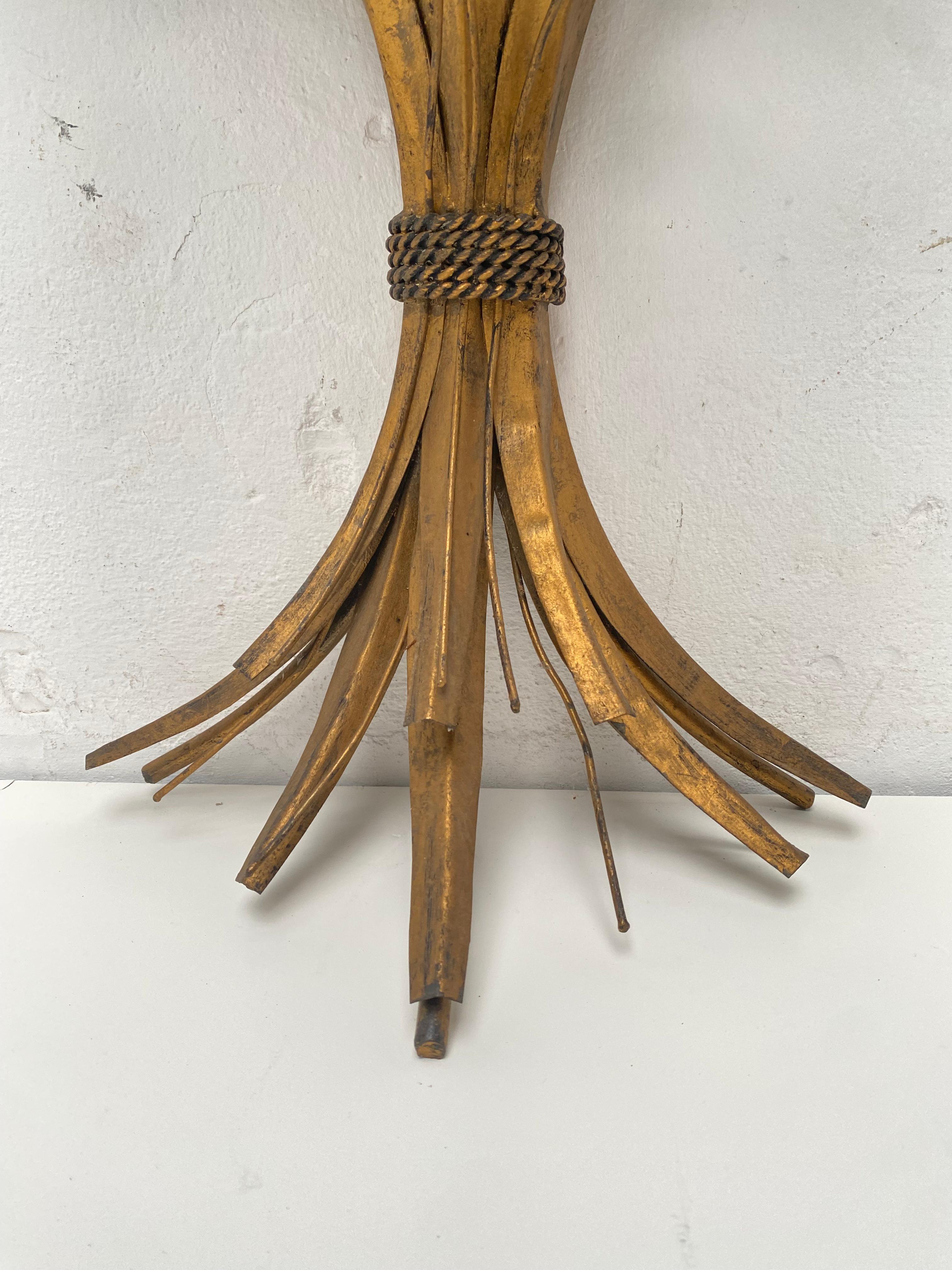 Milieu du XXe siècle Petite table d'appoint/console « Feuille de blé » française en métal doré en vente