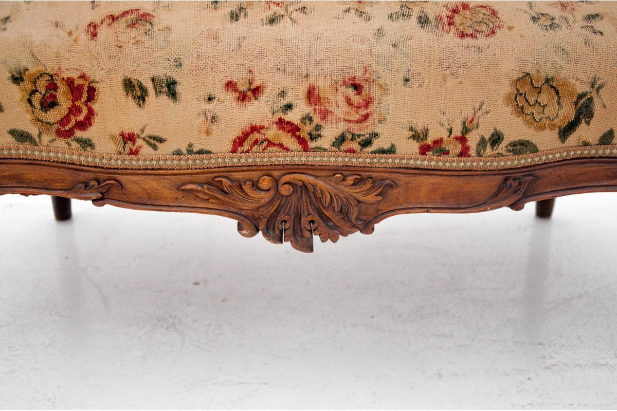 Neat sofa, France, circa 1900.

Very good condition, the upholstery can be replaced.

Wood: walnut

Measures: height 87 cm, seat height 43 cm, width 127 cm, depth 63 cm.