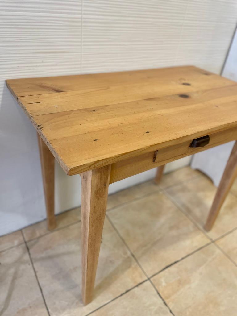 An authentic French country farm house harvest work table with attractive beautifully aged warm rustic patina. circa 1900.
Created in Provincial France in the early XX century, likely Southern France near the Mediterranean.
Great condition,