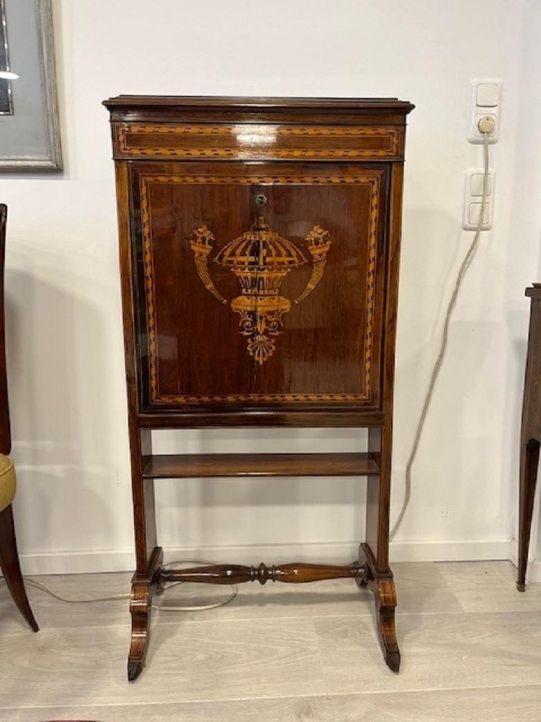 Small French travel secretary Napoleon III in rosewood and boxwood veneer.
Rare and extremely decorative antique furniture due to its size and finish.
Rosewood veneer (body) and rosewood solid (base) with fine inlays (vase with cornucopias and