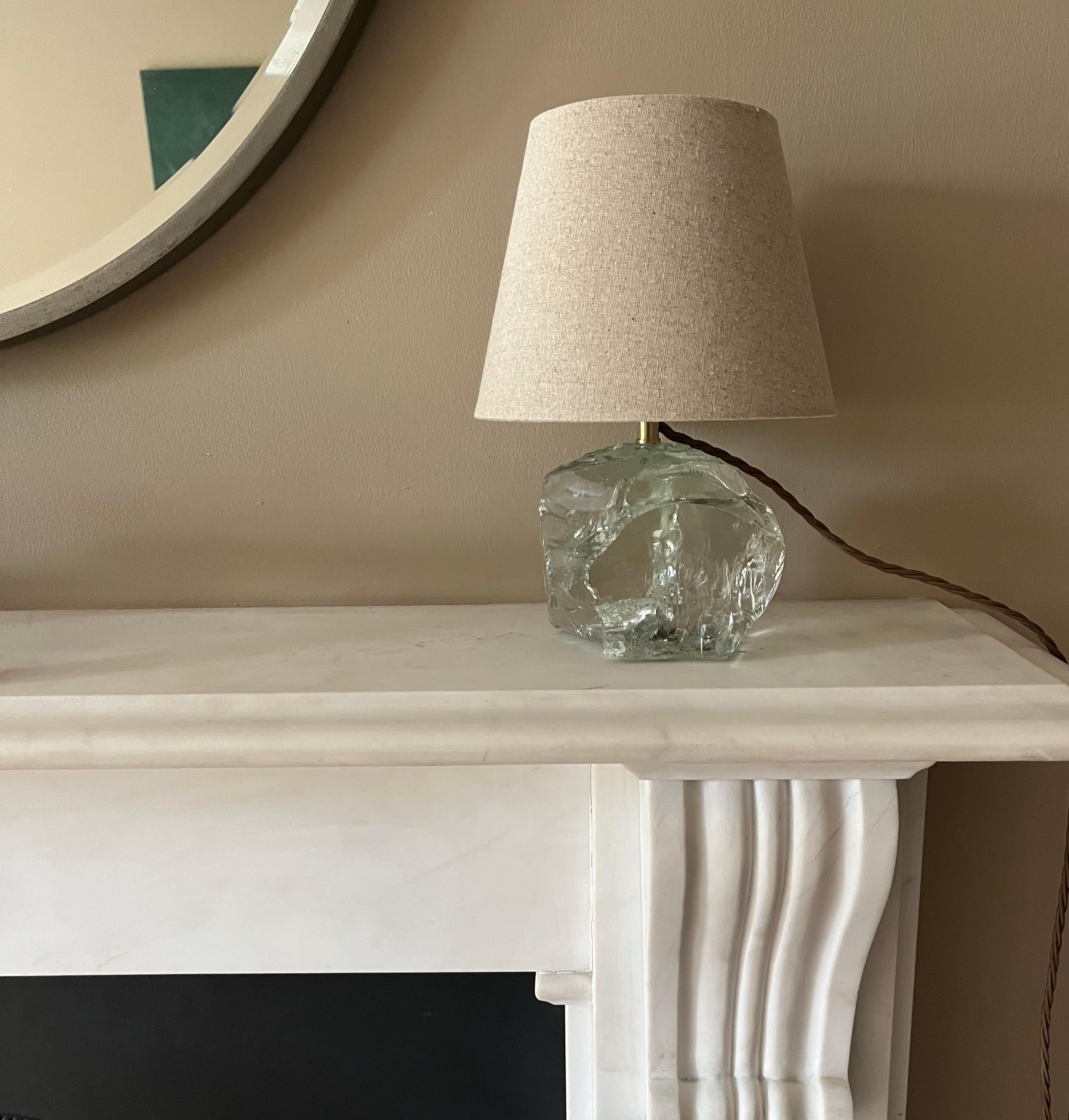Petite lampe en verre non poli dans le style de JM Frank. Dimensions jusqu'au sommet de l'abat-jour : 27cm
Largeur:16cm Profondeur:12cm. Hauteur au sommet de l'armature 16cm