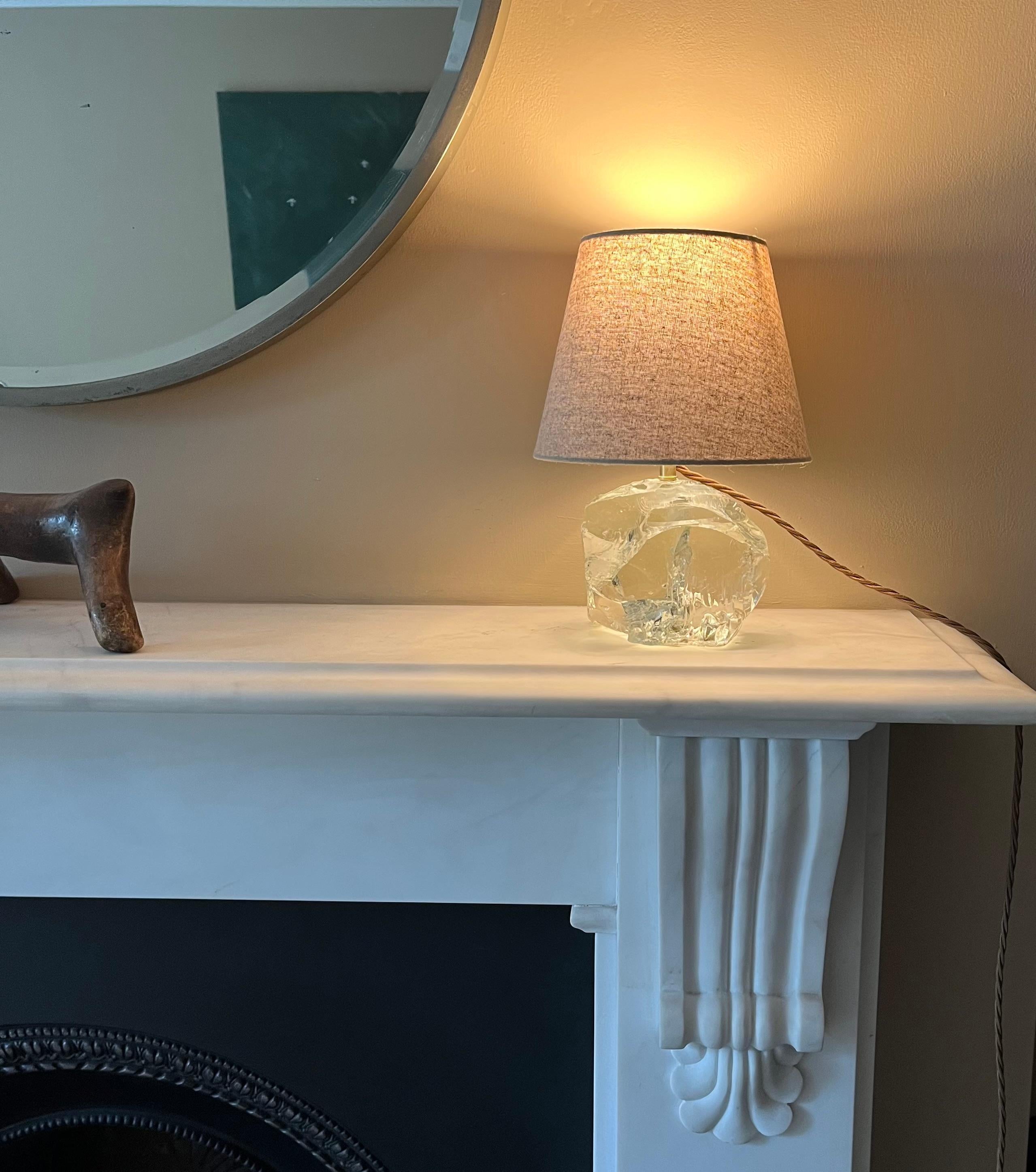 Art déco Petite lampe française en verre non poli d'après JM Frank