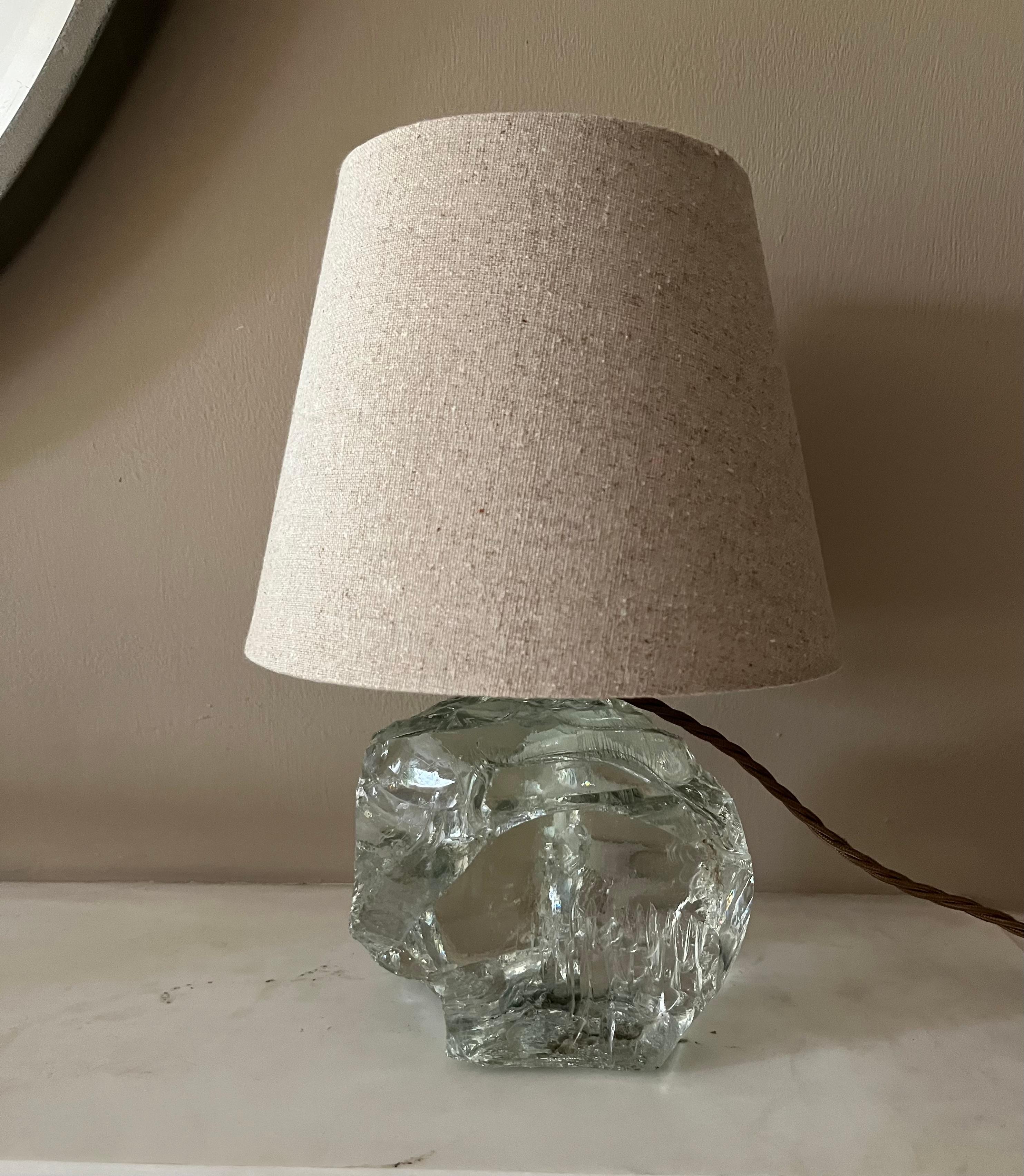 Français Petite lampe française en verre non poli d'après JM Frank